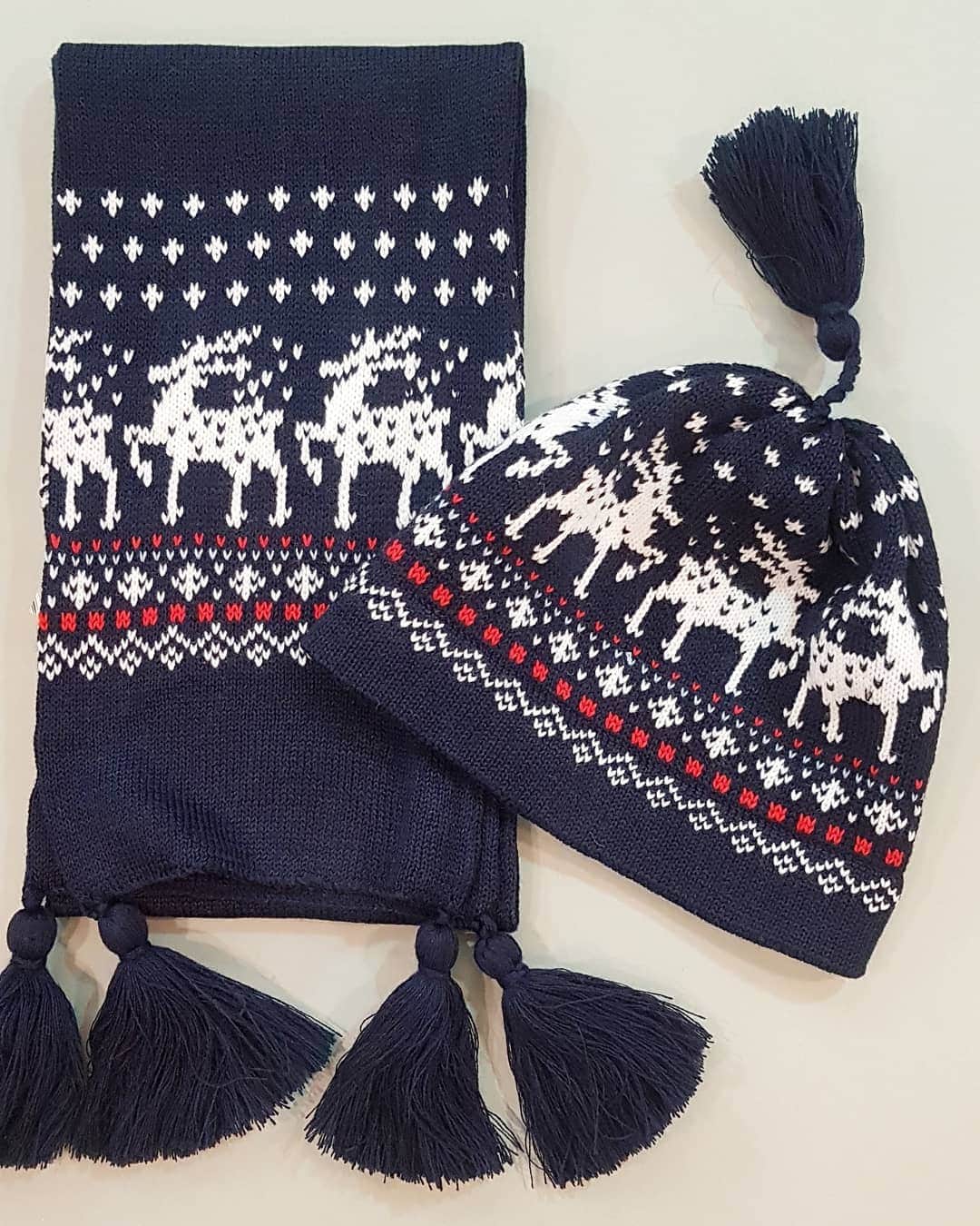ティネスのインスタグラム：「We add new items regularly. If you still are looking for perfect winter set of hat & scarf- have a look 😉❄ This navy set is knitted from soft wool and has one adult unisex size. The reindeer pattern gives all the right feels to embrace winter 🦌 Swipe left to see other pretty listings we have recently added. Shop everything on WWW.TINES.LV DM for any help with orders 🙋🏻‍♀️」