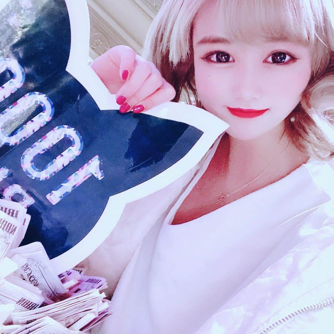 まなのインスタグラム：「1000バケツって本当にインスタ映えすぎです✨  どうしてもこれで撮りたくて上の方から頑張って撮ってもらいました☺️  バケツチップは本当にあげたいって思って買ってくれるプレゼントだと思うしプレゼントだからもらったらものすごく喜んじゃう☺️ ハッピーになるんだよなぁ💝  #バーレスク東京#バーレスク#リオン#チップ#showclub #showdancer」