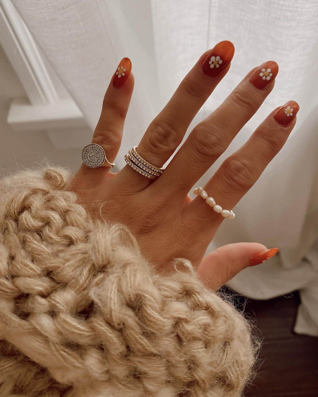 Collage Vintageのインスタグラム：「Nails of the week 🌼🌼」