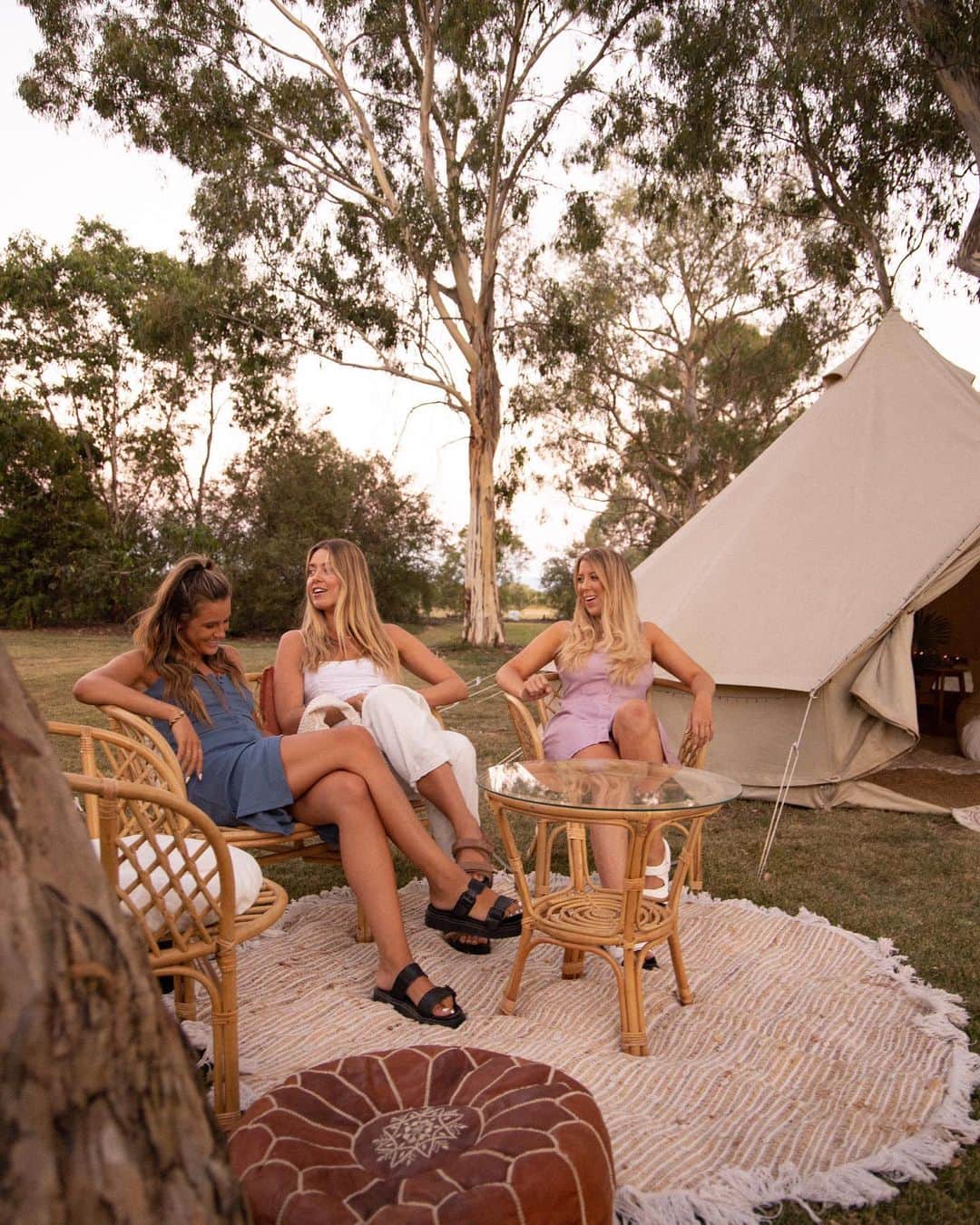 COTTON ONさんのインスタグラム写真 - (COTTON ONInstagram)「✨ Day 2 in King Valley ✨ We finished out the night in style: Glamping under the stars with @kingvalleyglamping ⛺️🛏 @emptyesky #CottonOnXEmptyEsky #CottonOnLovesLocal」1月15日 6時23分 - cottonon