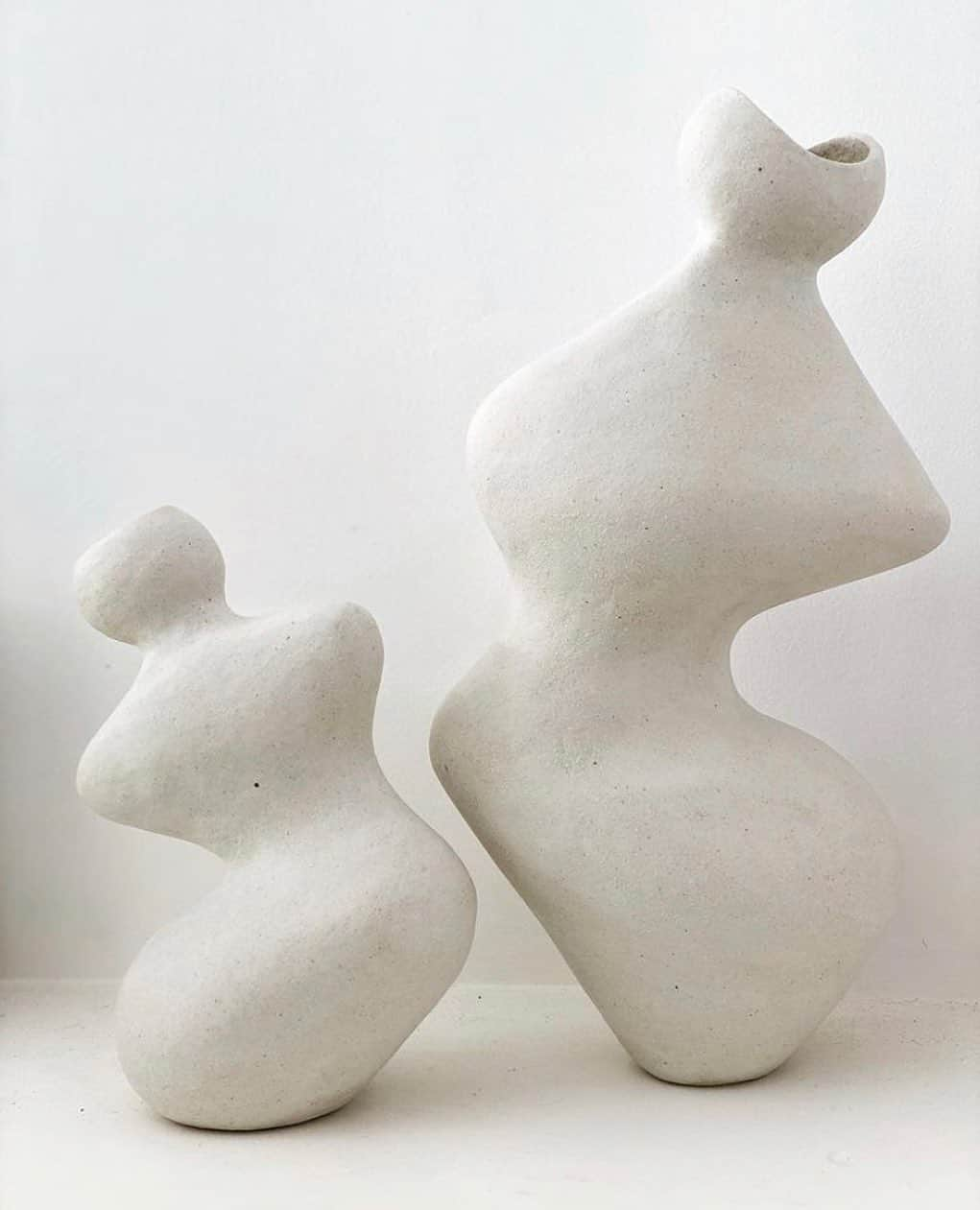 グラフ&ランツのインスタグラム：「Touch and feel design speaks loudly in ceramic art. We’re especially inspired today by these @sophie_ceramics “Sing” and “Dance” pieces and the way structural and sometimes harsh materials can display such soft and human movements 🕊」