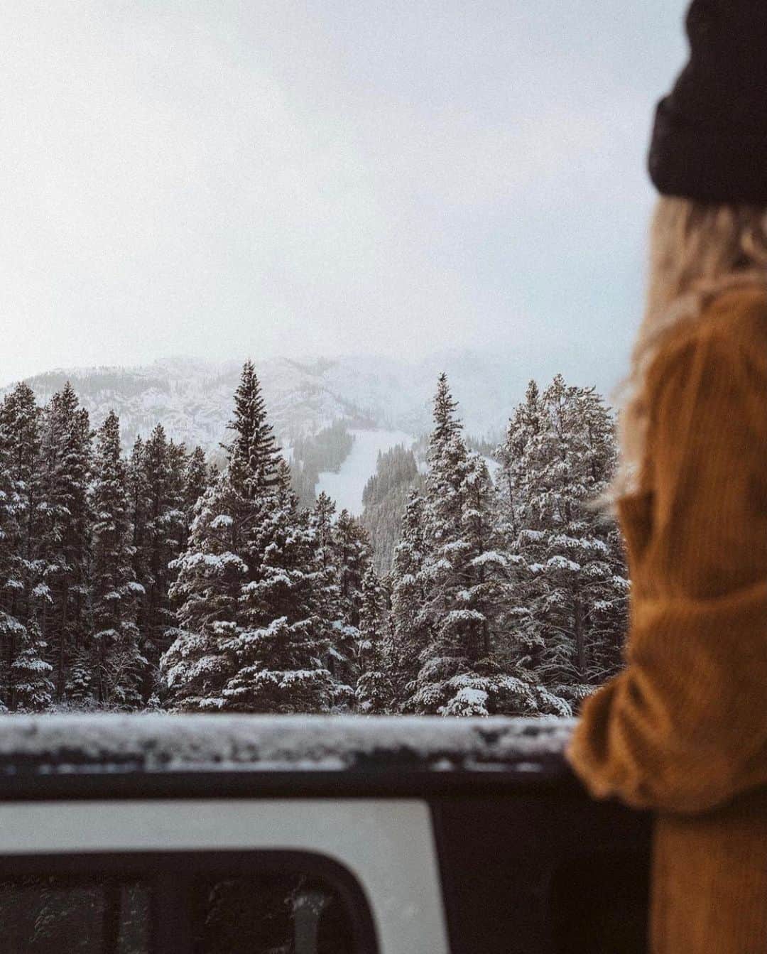 FOLKのインスタグラム：「No theme in today’s favorites. Just all the lovely, dreamy things.  1.) @nikkibigger 2.) @ericmattt 3.) @takis_vsl 4.) @jessolm 5.) @chance_jackson 6.) @daniel_ernst」
