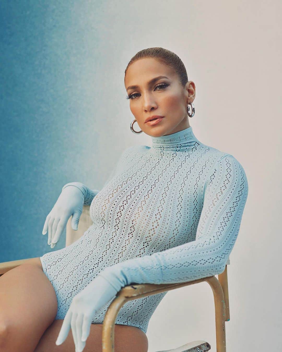 ニーナ・ガルシアのインスタグラム：「“We are proud Puerto Ricans and Latinos, but we are proud Americans” / “Nos sentimos orgullosos de ser Puertorriqueños y Latinos, pero también estamos orgullosos de ser Americanos”.  JLO summarized in a sentence told to @ELLEUSA how millions of Latinos feel in the US. The multi-talented artist, businesswoman and philanthropist has used her platforms to raise awareness. She did it back in 2017 when hurricane Maria hit Puerto Rico or last year during her Super Bowl Halftime performance where she sang with adored @Shakira.     ELLE: @elleusa  Photographer: @micaiahcarter  Stylist: @alexwhiteedits  Writer: @geometricsleep  Hair: @chrisappleton1  Makeup: @scottbarnescosmetics  Manicure: @tombachik」