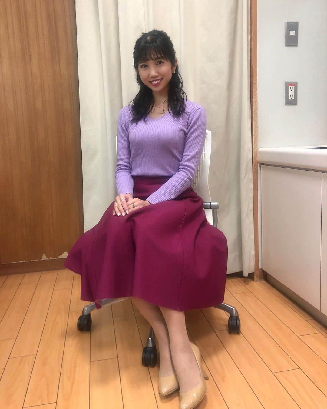 黒田菜月さんのインスタグラム写真 - (黒田菜月Instagram)「久しぶりの泊まり勤務✨遅番の米澤キャスターからのバトンタッチでした🥰❤️ . #TBSニュース #ヘアメイク #衣装 #女子アナ #アナウンサー #女子アナコーデ #女子アナヘア  #女子アナメイク #コスメコンシェルジュ #diormakeup @diormakeup  #コンシーラー #フォーエバースキンコレクトコンシーラー0N #カバー力抜群  #カラバリ豊富  #マスクメイク #マストアイテム #米澤かおり キャスター @kaoriina67  #セブンスイーツ  #ピエールエルメコラボ  #エクレア #美味しいと評判  #気になってたんです #私もあとで食べます」1月15日 6時36分 - nyaaatsuki_krd