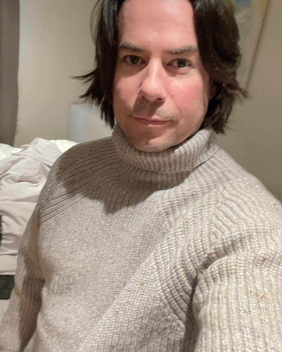 ジェリー・トレイナーのインスタグラム：「New sweater I got for Christmas, just in time to be 84 DEGREEES!!!」