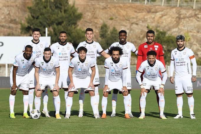 エベル・バネガのインスタグラム：「3puntos importantes equipo  @alshababsaudifc   ⬜️🟧⬛️⚽️  YALLA SHABAB」