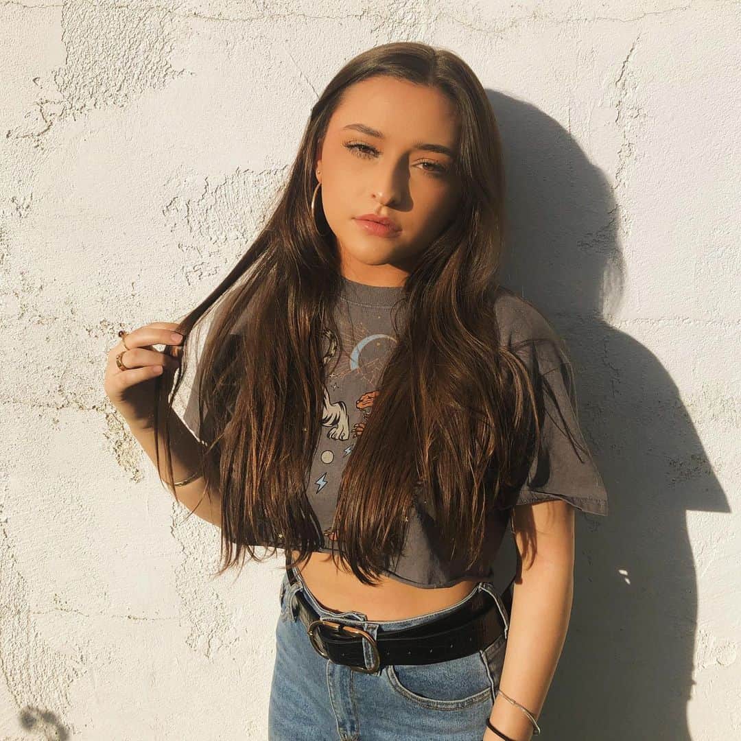 テイラー・グラブスのインスタグラム：「a little tb to my long hair✨」