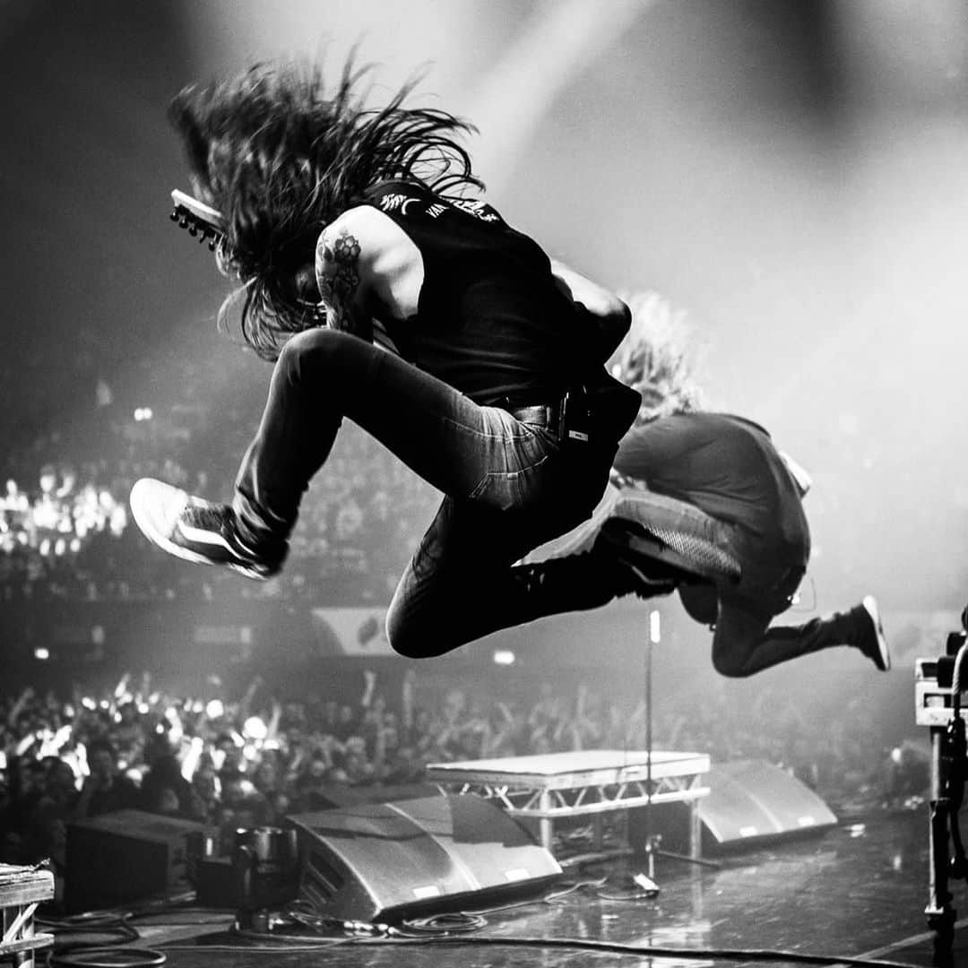 Of Mice & Menのインスタグラム：「Dunno about you but we can’t wait to get back out on the road and play new songs for you. Here’s a throwback from the last night of tour in Europe w/ @5fdp & @inflames 12/21/17 #tbt」