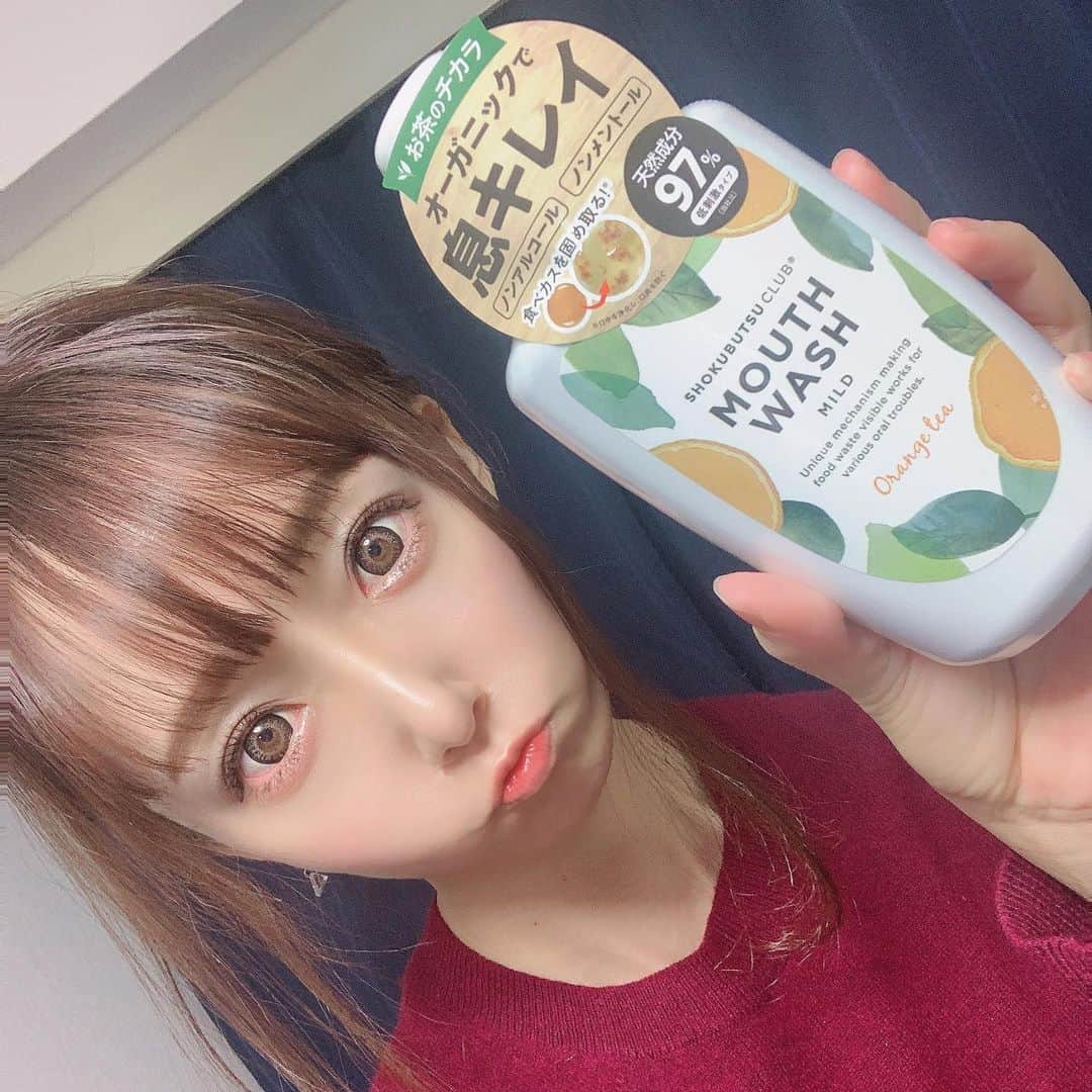 華月咲（さーちゃん）のインスタグラム：「0115 おはさーちゃん\( ･ᴗ･ ) まだまだマスク生活が続きそうだね😷 CMとかでもやってるけど自分の口臭が 今まで以上に気になる人多いと思う🥲🌸 これは10秒すすいでぺってするだけで ニオイの元が固まって出せる最強アイテム！ オレンジティー香味だから気分もルンルンで 毎日進んでやりたくなって習慣化してる🥰 ＊ さて、今日もいちにち笑顔で過ごそう〜✨ ・ ・ #植物倶楽部 #マイルドマウスウォッシュ #マウスウォッシュ #口腔ケア #口腔ケアグッズ #オーラルケア #洗口液 #天然由来 #植物由来 #オーガニック #低刺激 #キシリトール #マスク女子 #マスク口臭 #口臭 #口臭予防 #口臭ケア #オレンジティー #緑茶 #ティータイム #ミックコスモ #monipla #miccosmo_fan」