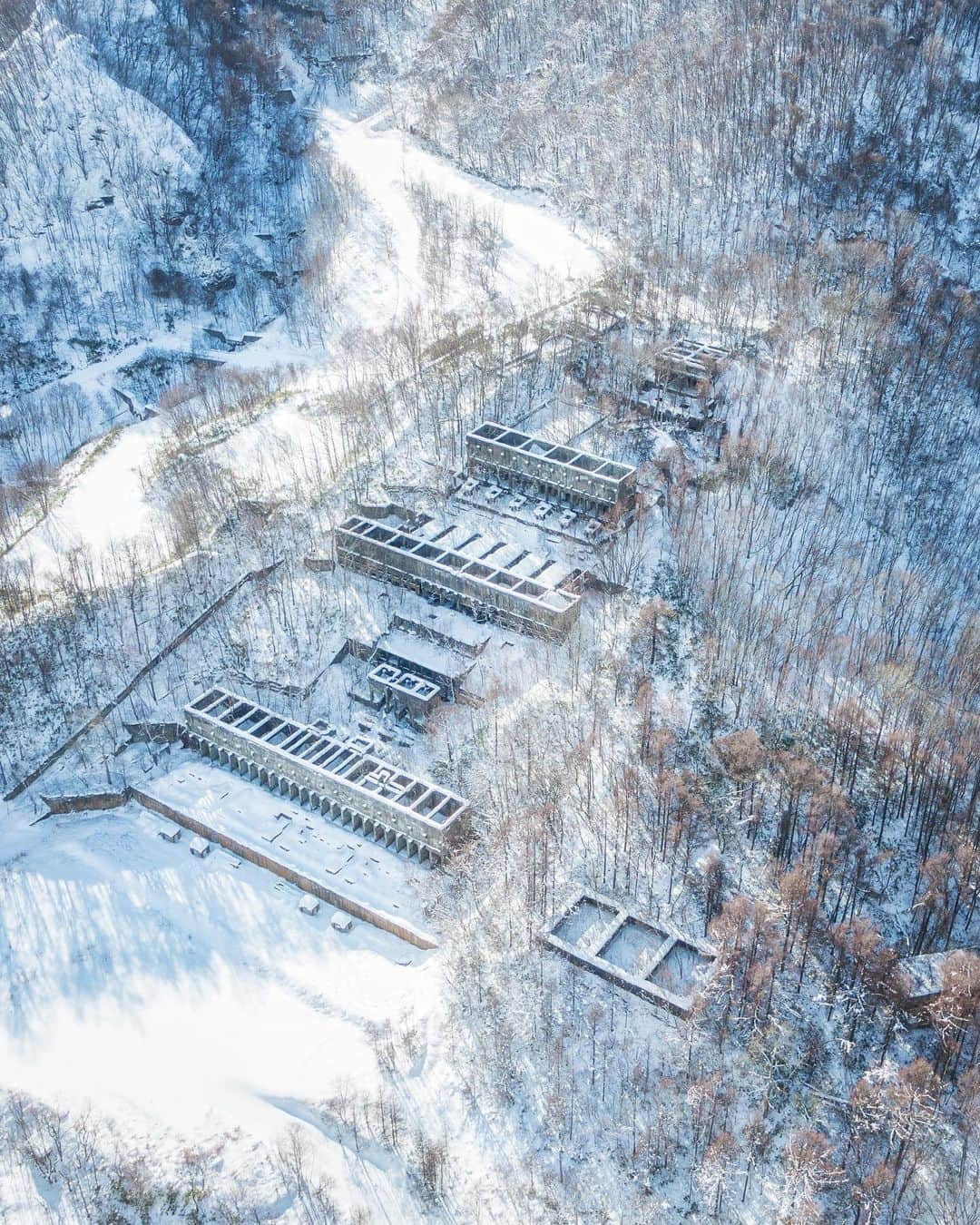 啝 （わ）さんのインスタグラム写真 - (啝 （わ）Instagram)「Abandoned Mine in winter color 𓆲 𓆲 𓆲 #droneoftheday #djimavicpro #djiglobal #drone #dronephotography #dronestagram #dji #topdronephotos #fromwhereidrone #wedroneasia #droneosoar #skyhilife  #japan_urbex #JJ_URBEX #made_in_decay #kf_urbandonedmasks #KINGS_ABANDONED #m3xtures #Meistershots #moodygrams #nature_takes_over #natures_reclaim #ominous_perfection #pr0ject_uno #rsa_preciousjunk #savethedecay #sfx_decay」1月15日 7時03分 - neji_maki_dori