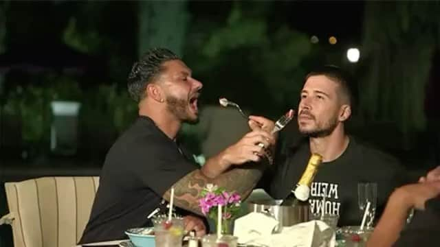 Pauly Dのインスタグラム：「Date Night TONIGHT On An All New Episode Of @jerseyshore #jsfamilyvacation 8/7c On @mtv #paulyd #djpaulyd #paulydpositivity #paulydstunts #revengeprank」