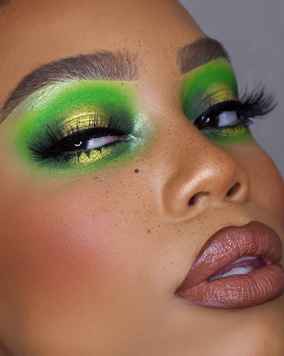 NYX Cosmeticsさんのインスタグラム写真 - (NYX CosmeticsInstagram)「Not only is our Epic Ink Liner pigmented af and waterproof, she's also #VEGAN! 💚 @tashjanecollins completes this gorgeous green #EOTD using our holy grail liner ✔️ • #nyxcosmetics #nyxprofessionalmakeup #crueltyfreebeauty #veganformula」1月15日 6時59分 - nyxcosmetics