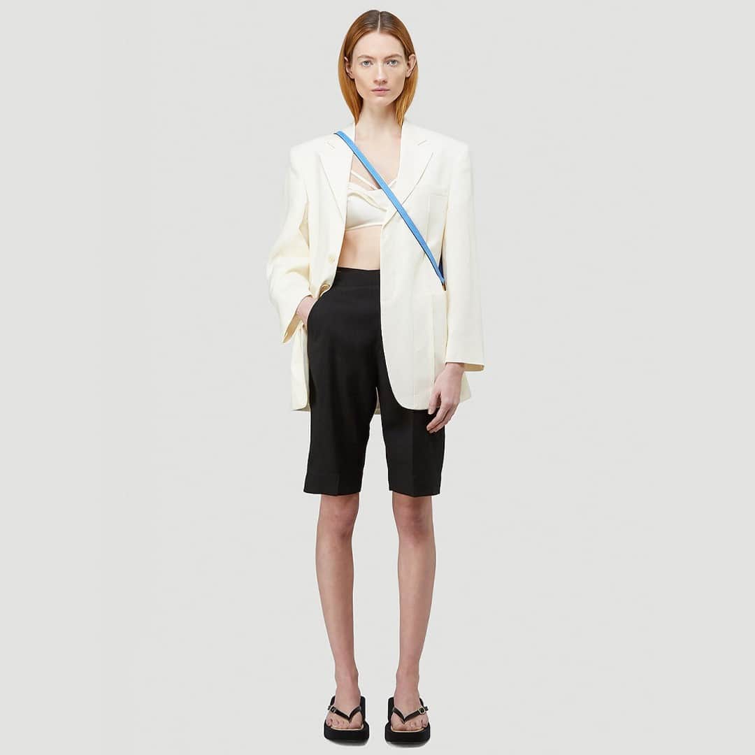 エルエヌシーシーのインスタグラム：「Self-taught Jacquemus takes a minimalist yet avant-garde approach to his collections; creating muted hued, elegant pieces that feature exaggerated volumes, deconstructed forms and geometric cuts. Jacquemus’ optimistic, child-like spirit is reflected through his collections and has acclaimed him a devoted fanbase and industry recognition. @jacquemus」
