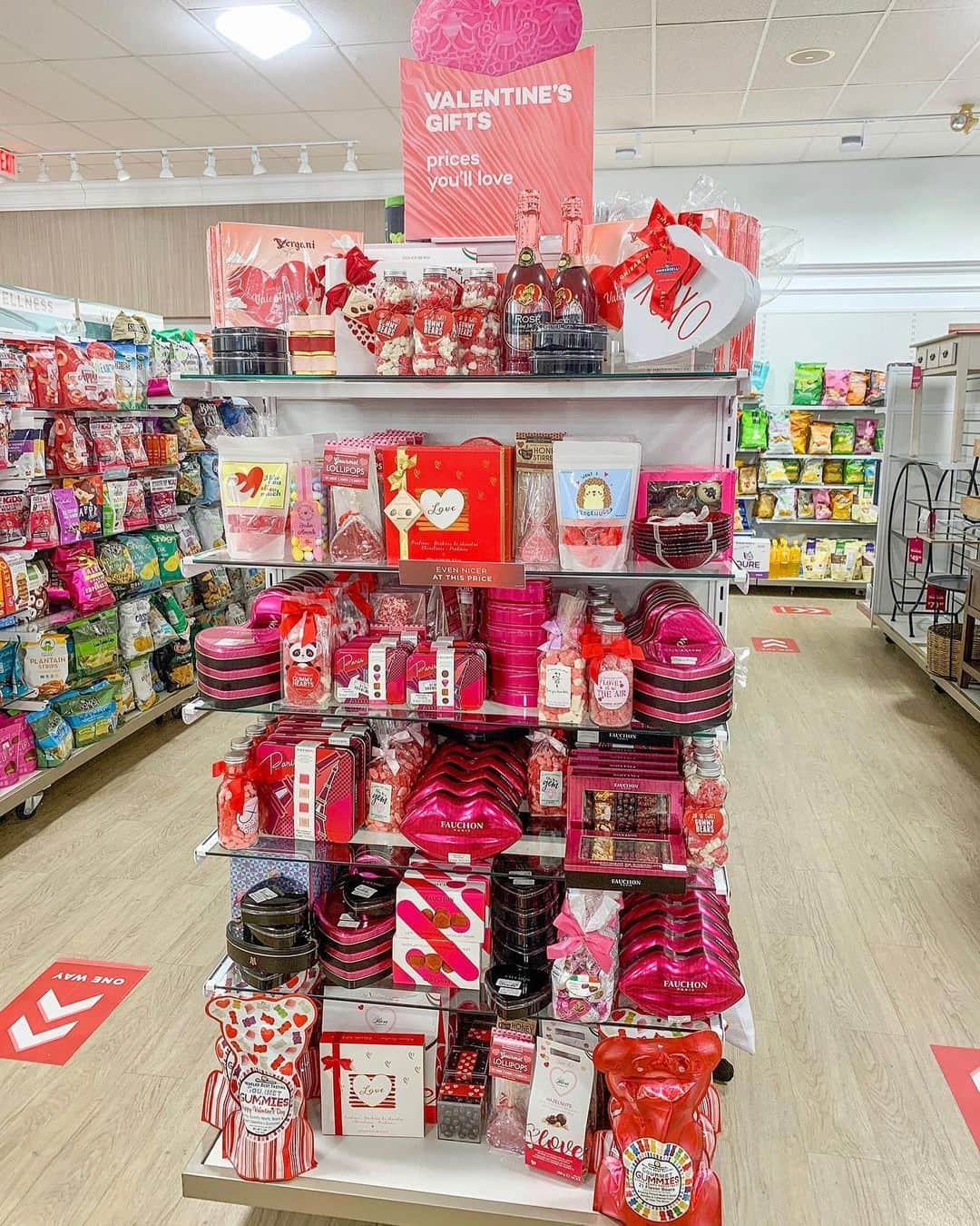 HomeGoodsさんのインスタグラム写真 - (HomeGoodsInstagram)「Love is in the air (and in store) with only one month until #ValentinesDay! ♥️」1月15日 7時00分 - homegoods