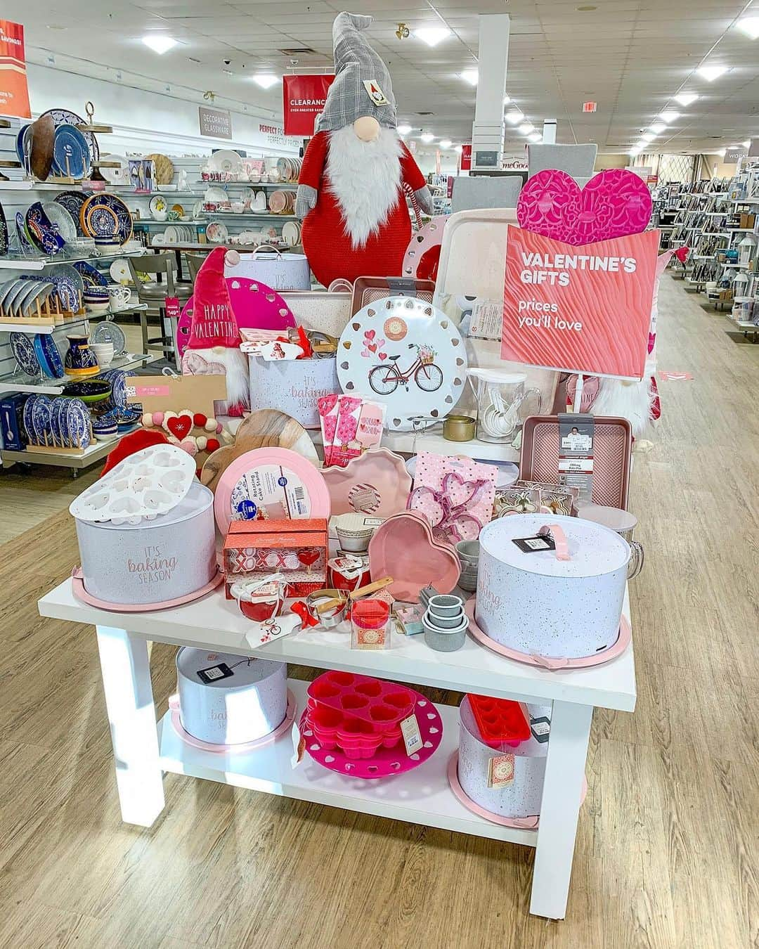 HomeGoodsさんのインスタグラム写真 - (HomeGoodsInstagram)「Love is in the air (and in store) with only one month until #ValentinesDay! ♥️」1月15日 7時00分 - homegoods