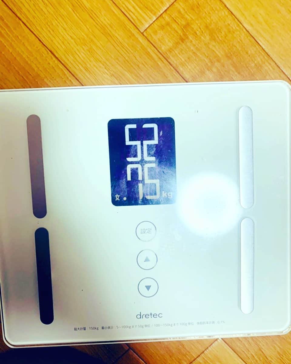 小林アナさんのインスタグラム写真 - (小林アナInstagram)「52キロ台が出ました！！ 39年間で1番痩せてるかもしれない。 数字は気にしないと言いつつも やはり喜んじゃいますね。 まだ絞ります！！ 50キロは切りたい！！！  #ベストボディジャパンへの道」1月15日 7時00分 - genkobiribiri