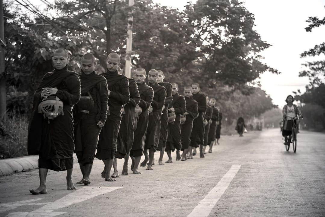 Cory Richardsさんのインスタグラム写真 - (Cory RichardsInstagram)「Begging bowls in hand, a group of monks travel back to their monastery. ⁠ ⁠ The begging bowl on the bodies of each of these monks  is one of the most significant objects in the lives of Buddhist monks. These bowls are primarily used to collect alms (either money or food) from lay supporters.⁠ Outside of practical use, these bowls are also a symbol of the Buddha's teachings of non-attachment.」1月15日 7時13分 - coryrichards