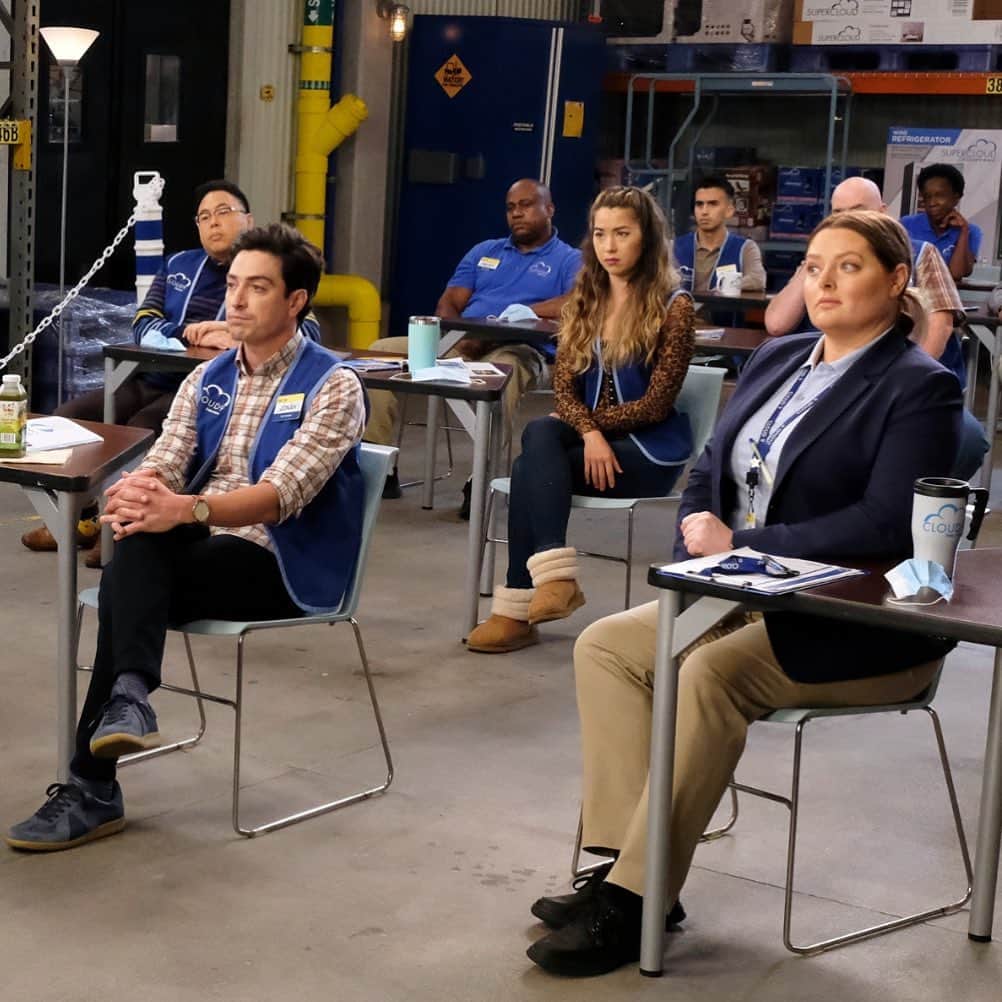 ローレン・アッシュのインスタグラム：「#Superstore is back tonight AT A NEW TIME! 830/730c on @nbc! Comment with a ☁️ if you’re watching live, a ☀️ if you’re recording it for later and a 🌙 if you’re up watching tomorrow on Hulu/Peacock/NBC.com!」