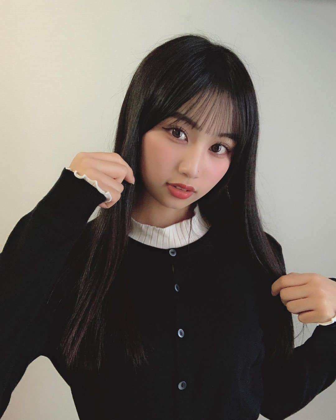 宮丸くるみのインスタグラム：「おはよ！♥ 昨日の更新謎にあがってなかったあ( ᵒ̴̶̷᷄꒳ᵒ̴̶̷᷅ )  ・ ・ ・  #リリバリ #lilyofthevalley #アイドル #idol #jk #18歳 #高校生 #ロングヘア #シースルー前髪 #ぱっつん前髪 #ストレートヘア #黒髪 #カーディガンコーデ」