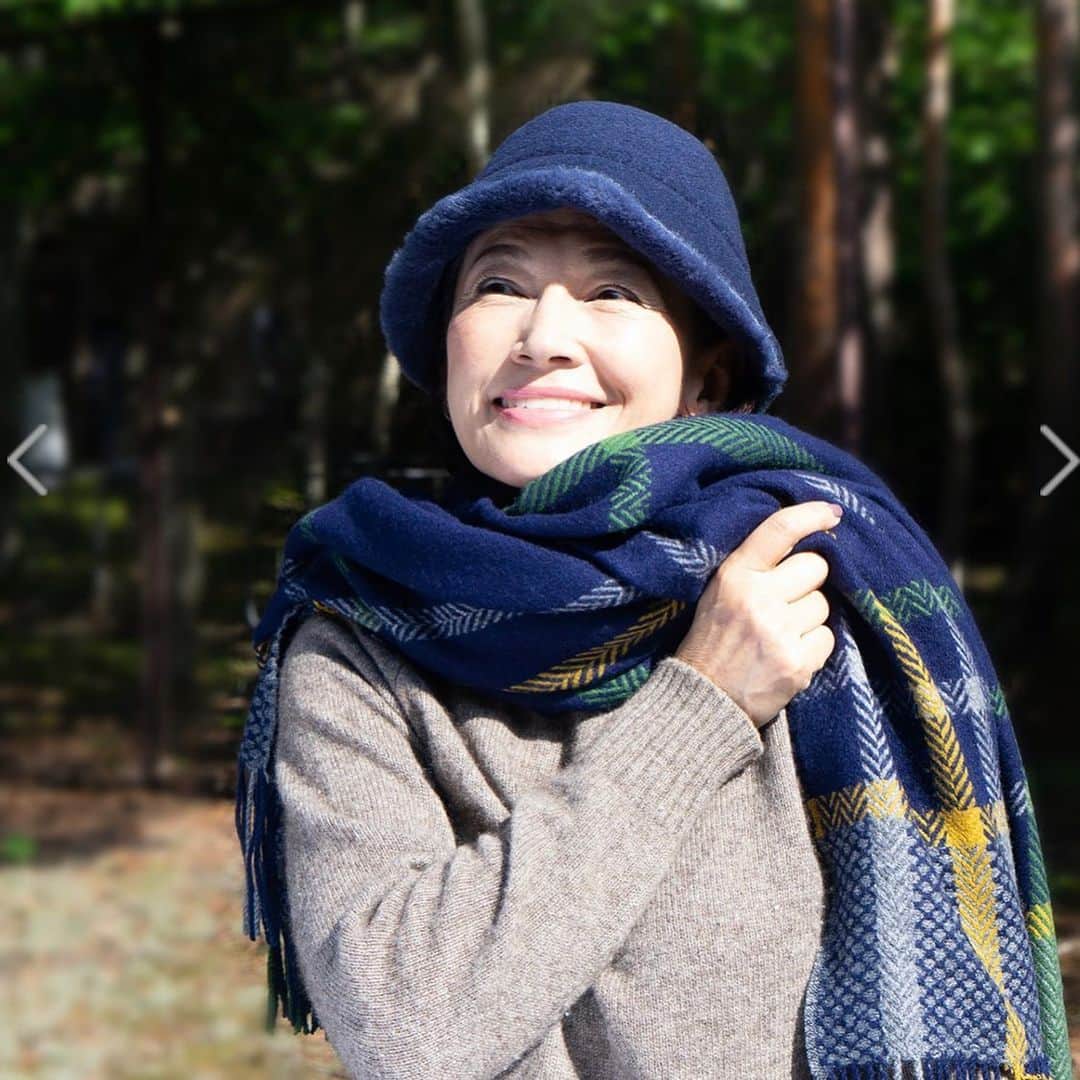岡田美里さんのインスタグラム写真 - (岡田美里Instagram)「みなさまぁ〜♫ 午前8時より根津キャスターにより生放送！  本日1月15日より1月21日までショップチャンネルのWEBショップにてこちらのミリーセヴァルセン ヘリンボーンライン チェック柄大判ストール、ラビットファーの帽子がふたたび登場しています♫(と、ショップチャンネル風に)  ラビットファーの帽子は、ウチに以前お泊まりにきた妹サリーや和子先生も大お気に入り。 これいいわねぇ〜、 大人はこれよねぇ〜。と。 私も大好きです✨ ストールもヘリンボーンチェックがトラッドで大好き😘💕 残り僅かなカラーもありますので チェックしてみて下さいね✨  #ショップチャンネル   画像の一枚目をタップするとショップチャンネルのWEBショップに行かれます♫  みなさまぁ〜♫寒い日を乗り切りましょうね。」1月15日 7時20分 - millieokada