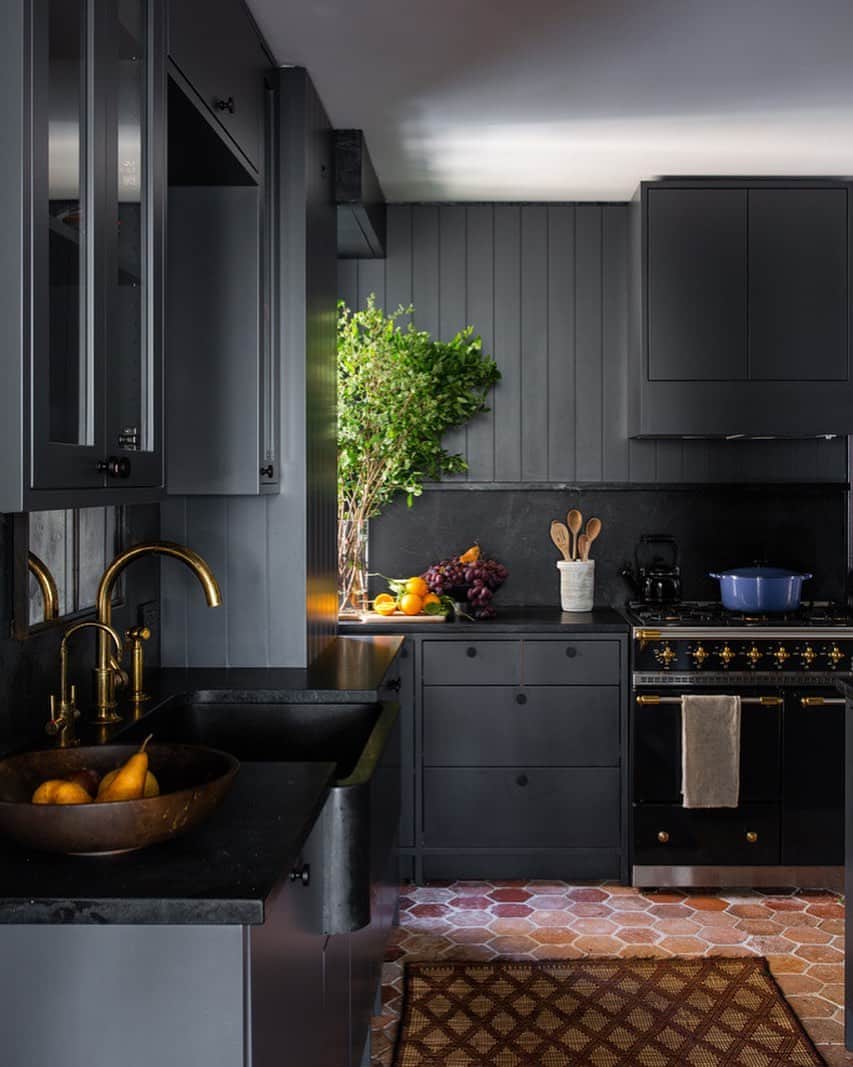 Homepolishさんのインスタグラム写真 - (HomepolishInstagram)「Add a twist and contrast to the traditional through cool finishes. The matte charcoal cabinetry acts as an elegant foil to the terracotta floors. Design by @ashe_leandro Photo by @shadedeggesphotography  Check out more pro tips from our designers at the link in bio.  Paint by @farrowandball」1月15日 7時20分 - joinfreddie