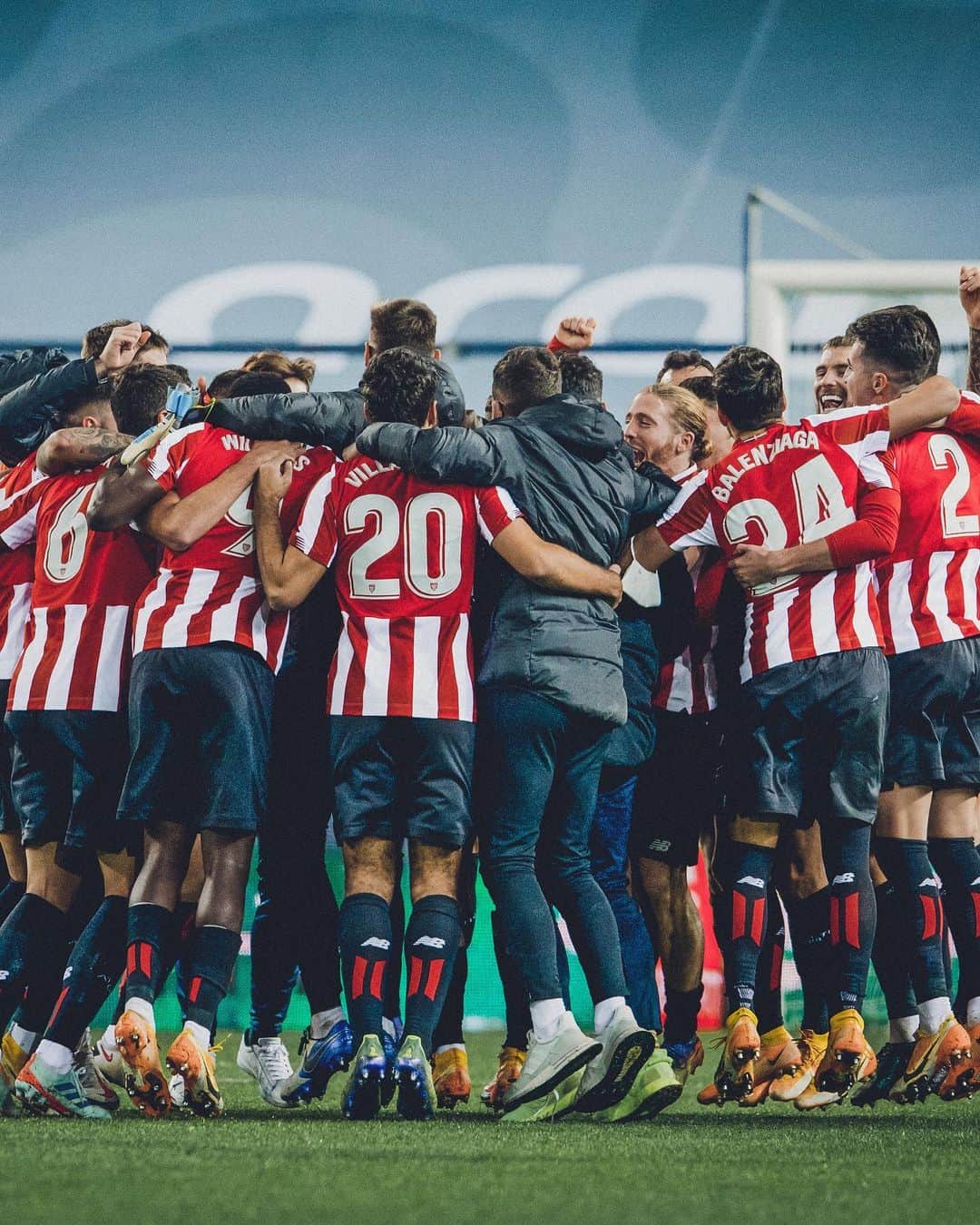 イバイ・ゴメスのインスタグラム：「¡ESTAMOS EN LA FINAAAAL! 😀 ZORIONAK TALDE! 👏🏼 ¡VAMOS A POR ELLA!  BIZI AMETSA! Aupa @athleticclub ! 🦁🔴⚪️ #supercopa 🏆」