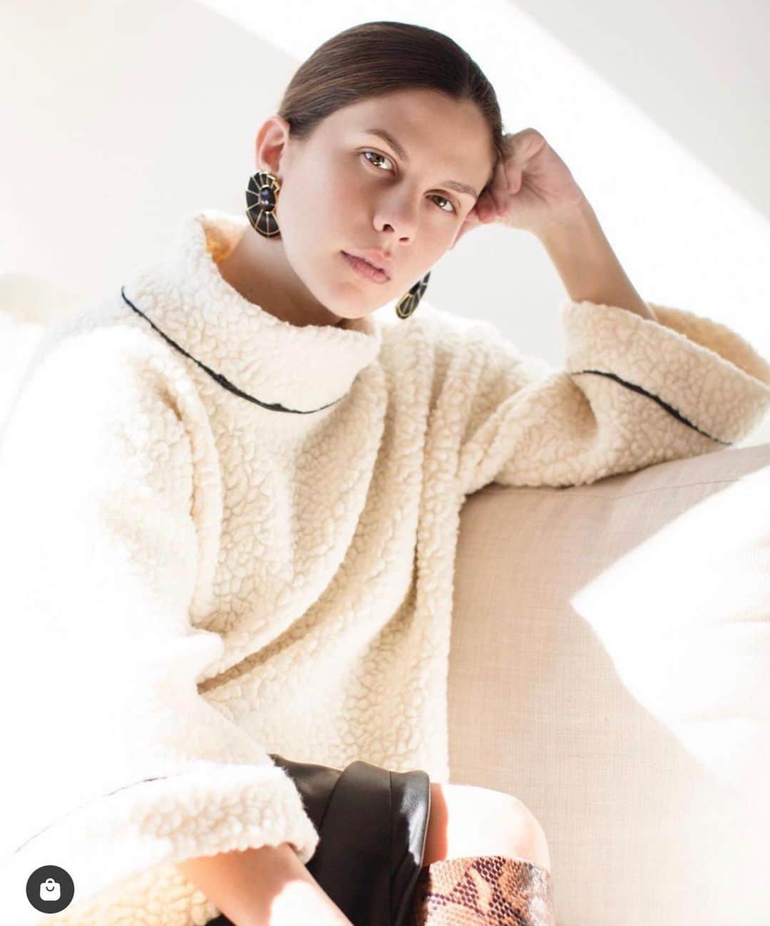 Monica Sordoのインスタグラム：「My go to always... Nautilus Earflares in Black Onyx and cozy winter whites by @recreosanmiguel 🤍 Capture by @carolineowens at our Brooklyn Home Studio #MonicaSordo」