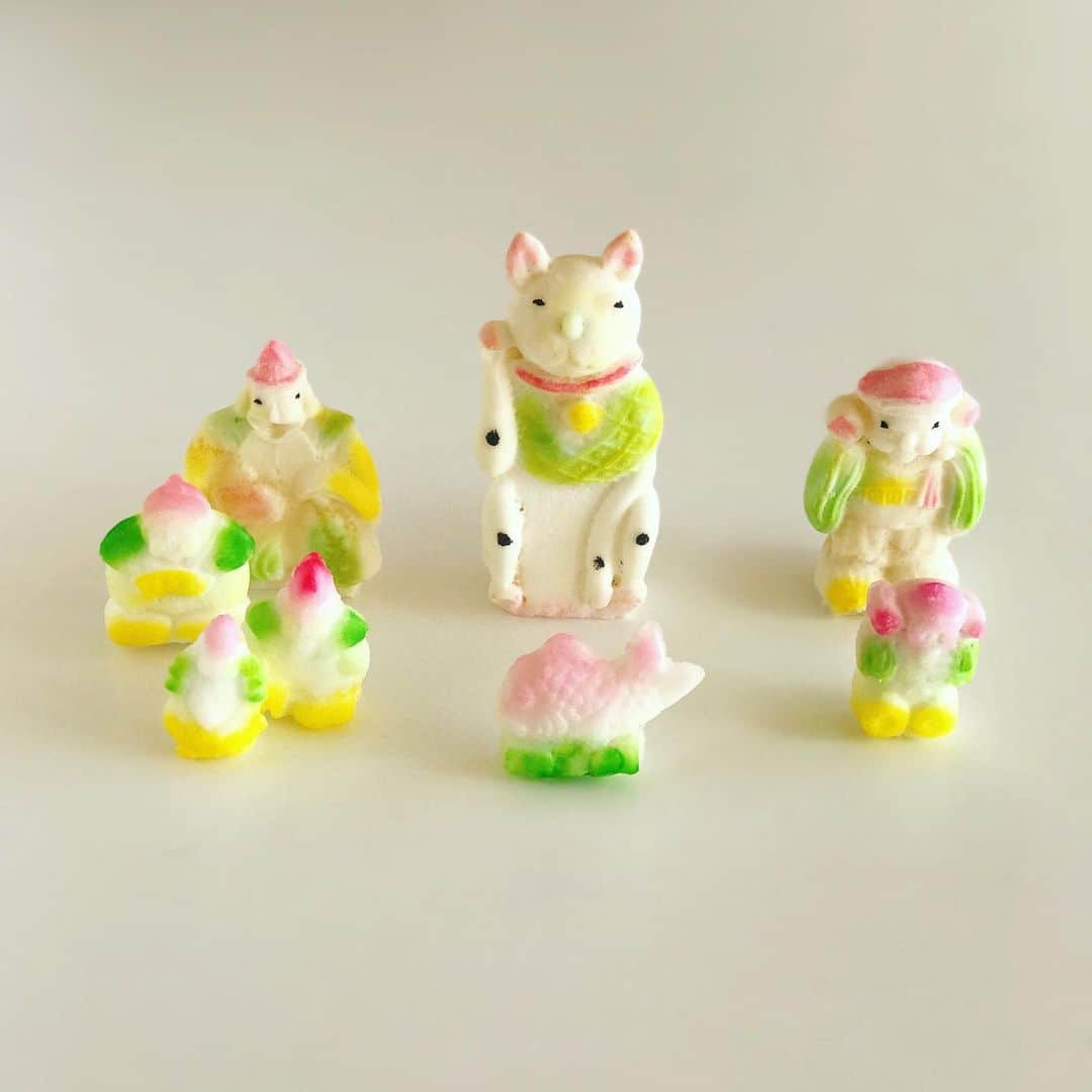 のインスタグラム：「金沢「越野」の金花糖。 砂糖で作られた"愛でたい"お正月菓子です。 📖クロワッサンの連載更新 「彼女のお気にいり。」@croissant.mag   １／２５号掲載・第４回のテーマは 「縁起物について」 よろしかったらぜひ 本誌でご覧ください。  みんな大好き🟣🥢チオベンでお馴染み 山本千織さん @chiobenfc と リレー連載です。 (次号の千織さんの◯◯は必見です）  編集　本間春香さん ライター　上條桂子さん @keique  撮影　小川真輝さん @ogawamasaki_ph   今号の🥐で、マイナス3kgしたい。 @croissant.mag」