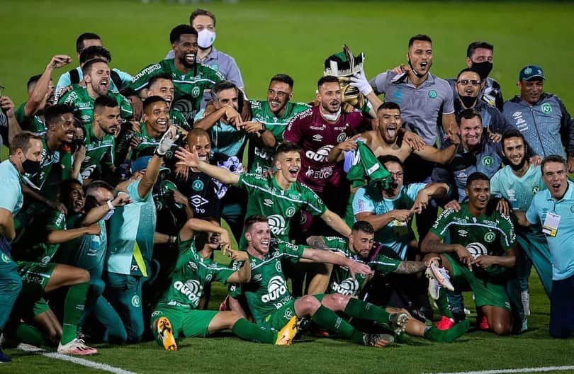 フェリペ・サンタナのインスタグラム：「🇳🇬 RETRATOS DE UMA NOITE HISTÓRICA 🇳🇬 📿⚔️ #voltamos #verdao #seriea  . 📸 @liamarapolli」