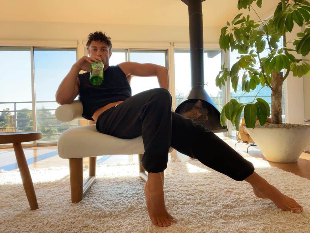 マイルズ・マクミランのインスタグラム：「Thirsty.  What’s your favorite water? @kellybensimon」