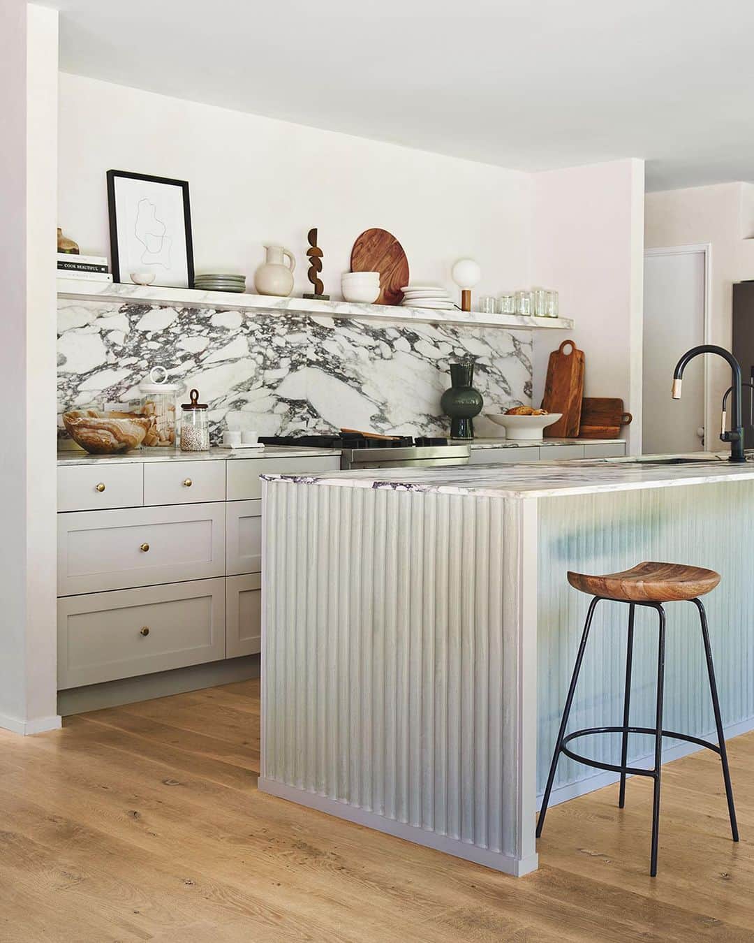 のインスタグラム：「Is your kitchen all work, no play? Designate some countertop or open shelving space for artful accents, family photos or travel mementos alongside tried-and-true workhorses like cutting boards and storage canisters. Tap the link in our bio to see more and shop the look!」