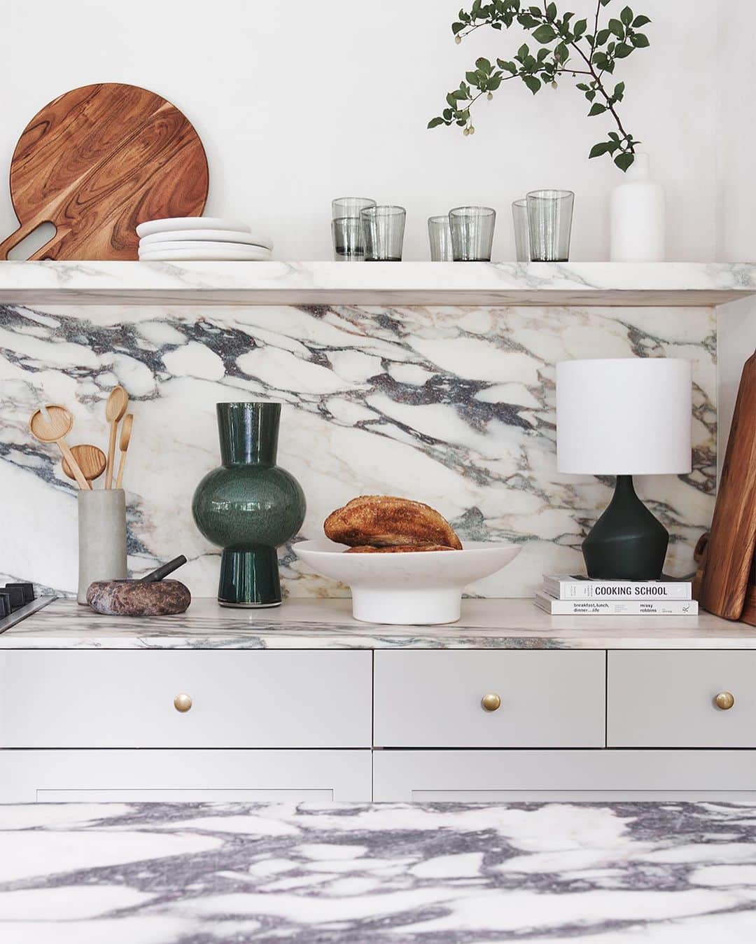 west elmさんのインスタグラム写真 - (west elmInstagram)「Is your kitchen all work, no play? Designate some countertop or open shelving space for artful accents, family photos or travel mementos alongside tried-and-true workhorses like cutting boards and storage canisters. Tap the link in our bio to see more and shop the look!」1月15日 7時50分 - westelm