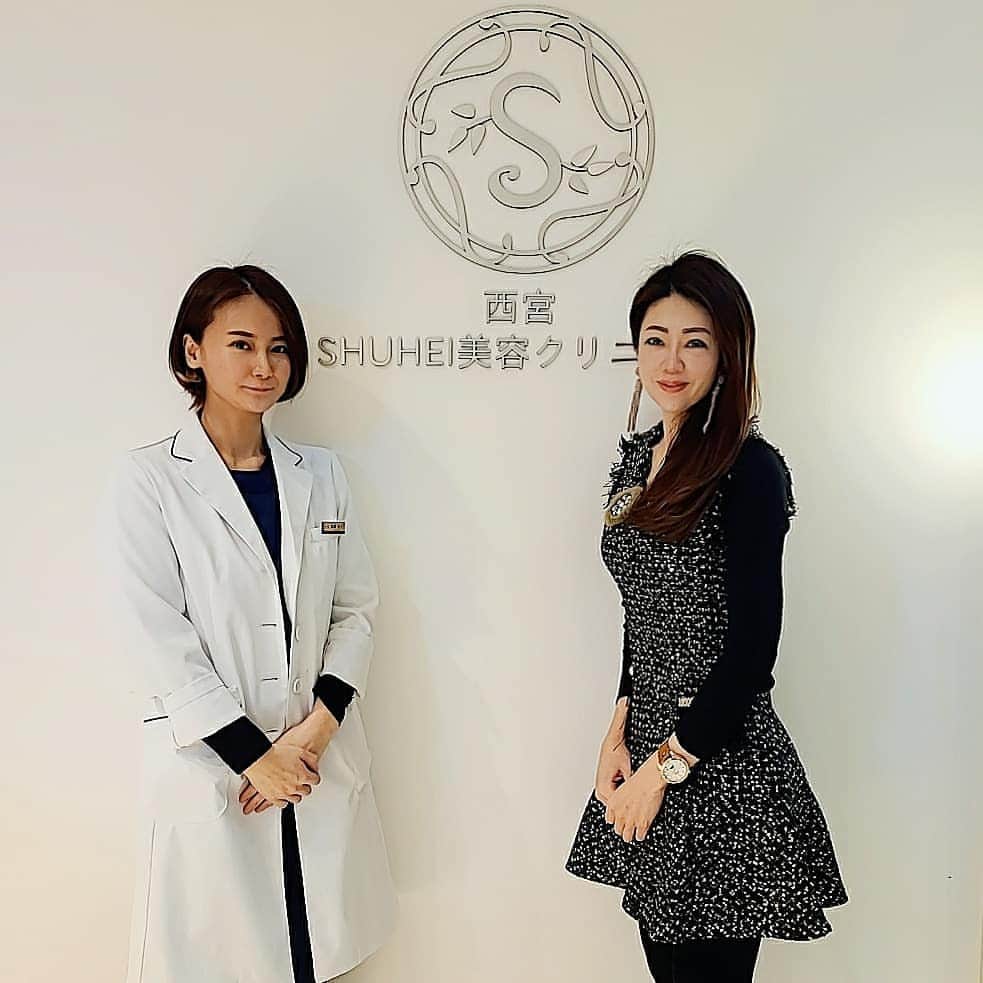 今堀恵理さんのインスタグラム写真 - (今堀恵理Instagram)「毎月通ってる  @shuhei.beauty.clinic   ダーマペンを3回したので今回は看護士さんに相談して 『シャネル注射』に😆  シャネル注射は、エイジングケア・皮膚再生分野で世界1位のフランス・フィロルガ社が開発した細胞再生注射です✨ 肌に有効な成分を凝縮した薬剤を注入するため、潤い、ツヤ、ハリ、毛穴の開き、乾燥肌、くすみ、目尻の小じわなど幅広いエイジングケアに最適な治療法なんです💗 135種類のお肌の細胞の活性に必要な有効成分を高濃度で注入していきます  1回　58,000円 初回限定価格　38,000円  次の日からお化粧出来ますよ～⤴️ 直後から艶が出て次の日の朝から肌の弾力がアップして、一度で効果を実感します💕  エンビロン、ゼオスキン、V3 ファンデーションなども西宮SHUHEI美容クリニックで販売してます。私も買ったよ  #西宮shuhei美容クリニック #美容クリニック #シャネル注射 #ダーマペン #エンビロン」1月15日 7時53分 - eriimahori
