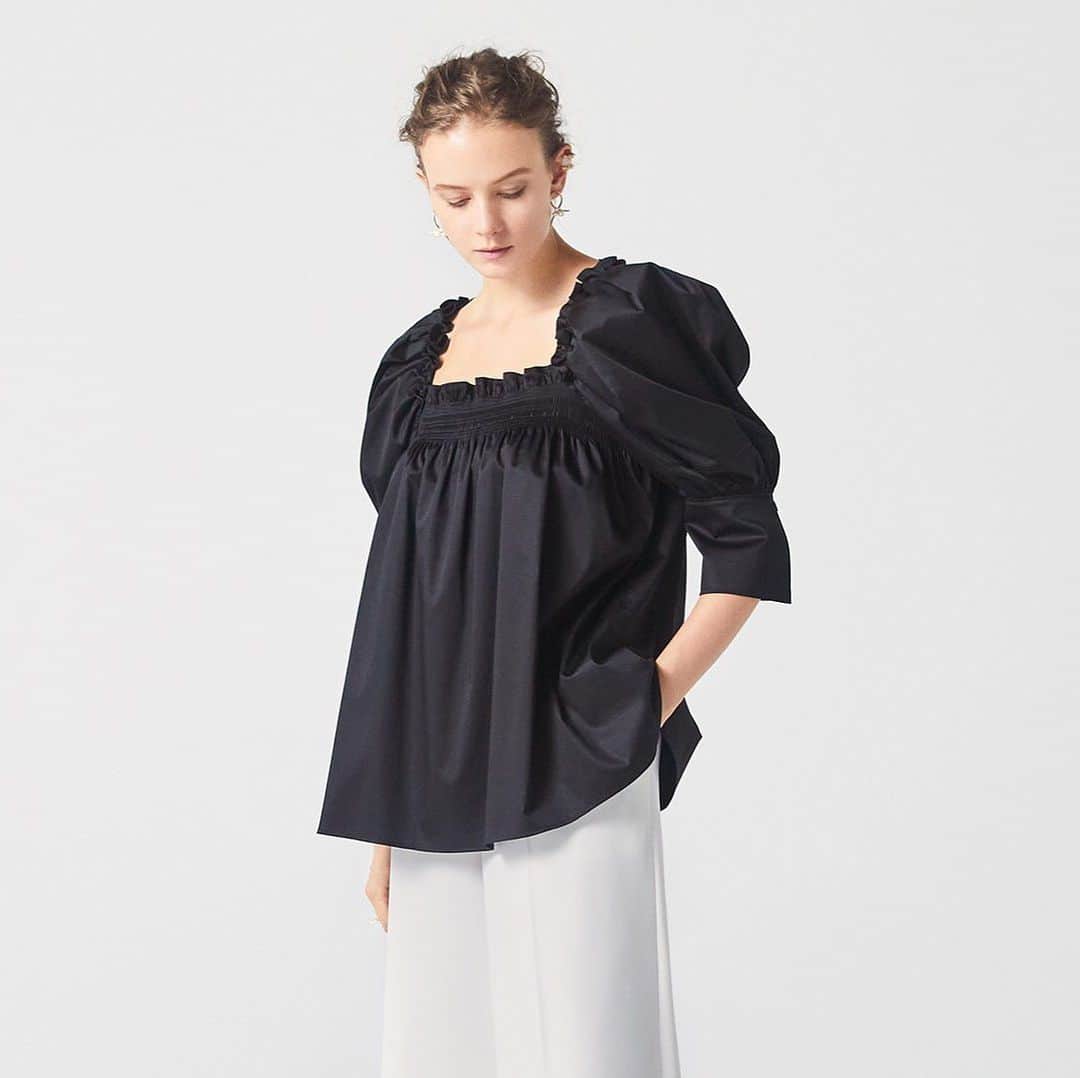 アディアムのインスタグラム：「#ADEAM Tulip Top. Emphasis on voluminous sleeves and shirred trims.」