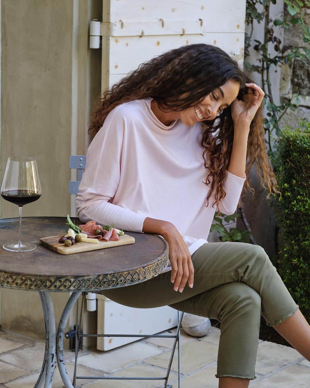 フランク&アイリーンのインスタグラム：「New soft hues just in time for cocktail hour. #FrankandEileen」