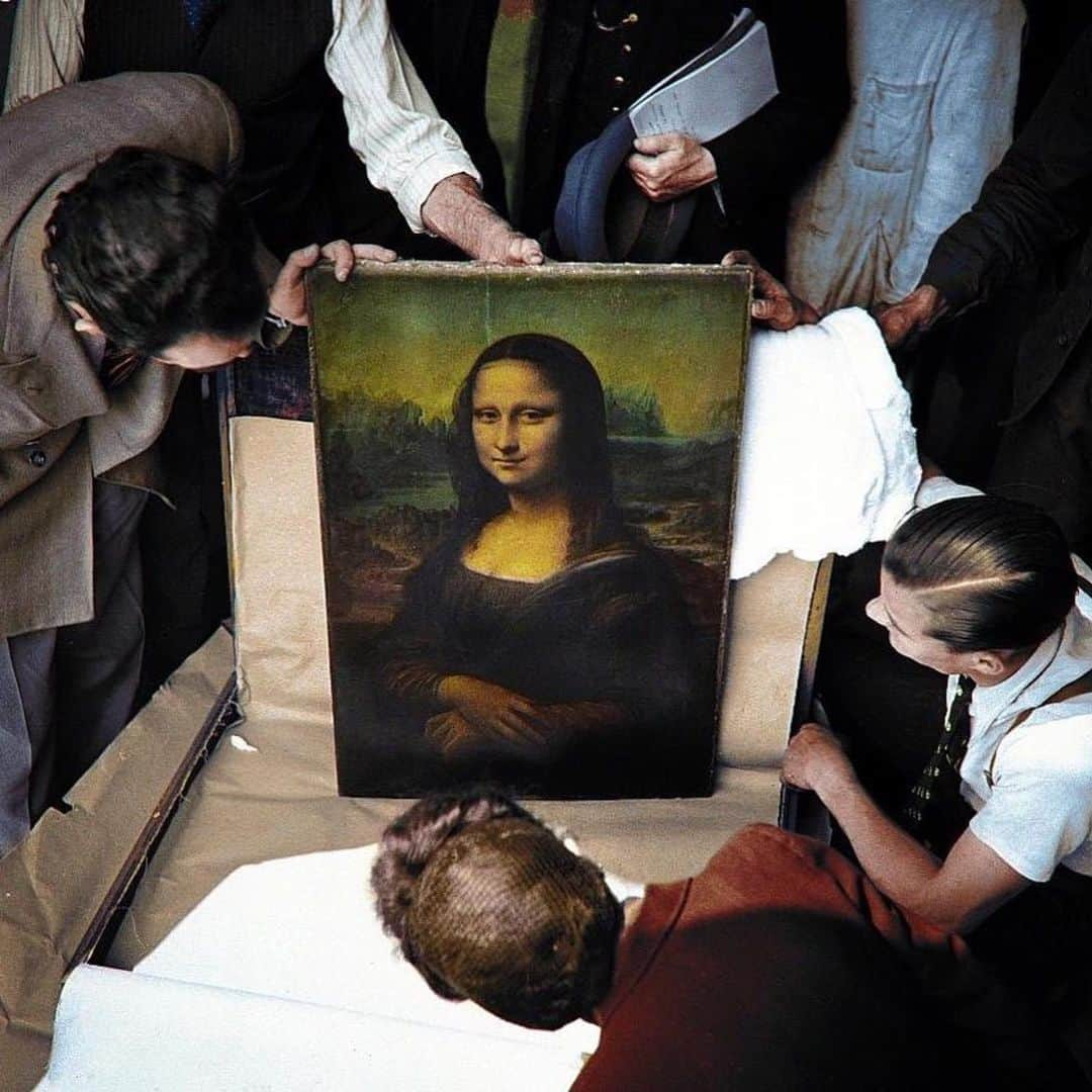 ジョン・コルタジャレナさんのインスタグラム写真 - (ジョン・コルタジャレナInstagram)「Opening the Mona Lisa at the End of World War II, 1945. Colourisation by Jecinci. Captured by Pierre Jahan.  #Repost @steffan   #monalisa #themonalisa #davinci #leonardodavinci #art #artist #monalisasmile #masterpieces #goat #louvre #paris #design #history #arthistory #architecture #architectural #interiors #setdesign #interiordesign」1月15日 8時08分 - jonkortajarena