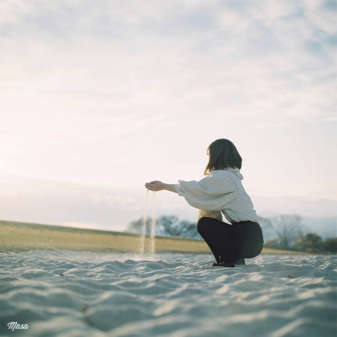のインスタグラム：「. . . 琵琶湖周りは、夕焼けスポットたくさんあるんですが、ここは色んなパターンが撮れるので大好きです☺️ . . . . お母さん、30代ですけどね。 . 撮影日 : 2020年12月27日 . #まっセル #エビプリ #hasselblad #ハッセルブラッド#instagramjapan #igersjp #tokyocameraclub #team_jp_  #art_of_japan_ #photogenic_jp #GPW_members_only #good_portraits_world #film_jp #film #フィルム #film_com #filmcamera #filmphotography #portrait #ポートレート #photogram_archive #todays_blue_collection #team_jp_ #shiga #滋賀 #何気ない瞬間を残したい #jp_portrait部 #夕方 #夕焼け #sunset #砂浜」