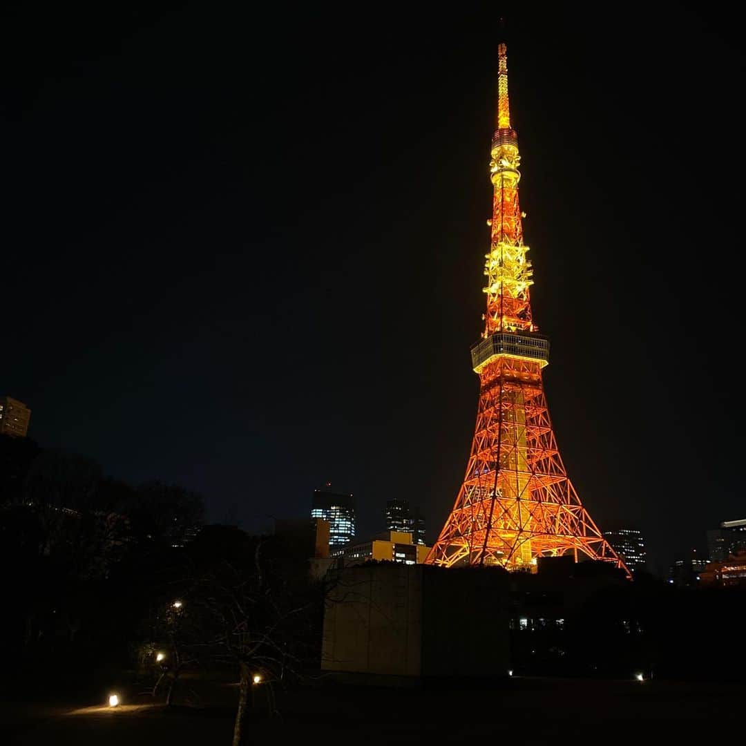 run+さんのインスタグラム写真 - (run+Instagram)「心地いい 澄んだ空気と #帰宅ラン  途中で見つけたキラッキラ✨の牛さん #🐃  ペルシャ絨毯？のお店で見つけたマスク。 絨毯じゃ呼吸できないよね😂 プリントだよね？きっとこの柄が好きなのね♪ Pic5 隙間から見える東京タワーは私的にはココがベストビュー Pic6 #本との出会い展 今度ゆっくり行ってみたい📕 文喫メニューも美味しそう😋  今日は#115  いいいちごの日  先に音楽ボタン押しちゃって、GPS押すの忘れてた😅 本当はプラス3キロくらい。  #帰宅ランナー #帰宅RUN #帰宅ランの楽しみ #しごおわラン  #写ラン #写真で伝えたい私の世界 #走れるって幸せ #走れるって当たり前じゃない #ゆるラン #街ラン #街RUN  #ハシリマシタグラム #ハシリマスタグラム #igランナーズ #走るを楽しむ #写ラン  #ランニング好きな人と繋がりたい #ランナーさんと繋がりたい #igランナーズと繋がりたい  #RunForSmile #Runday #RunLovesLife #runstagram @runplus #aday」1月15日 8時16分 - runplus