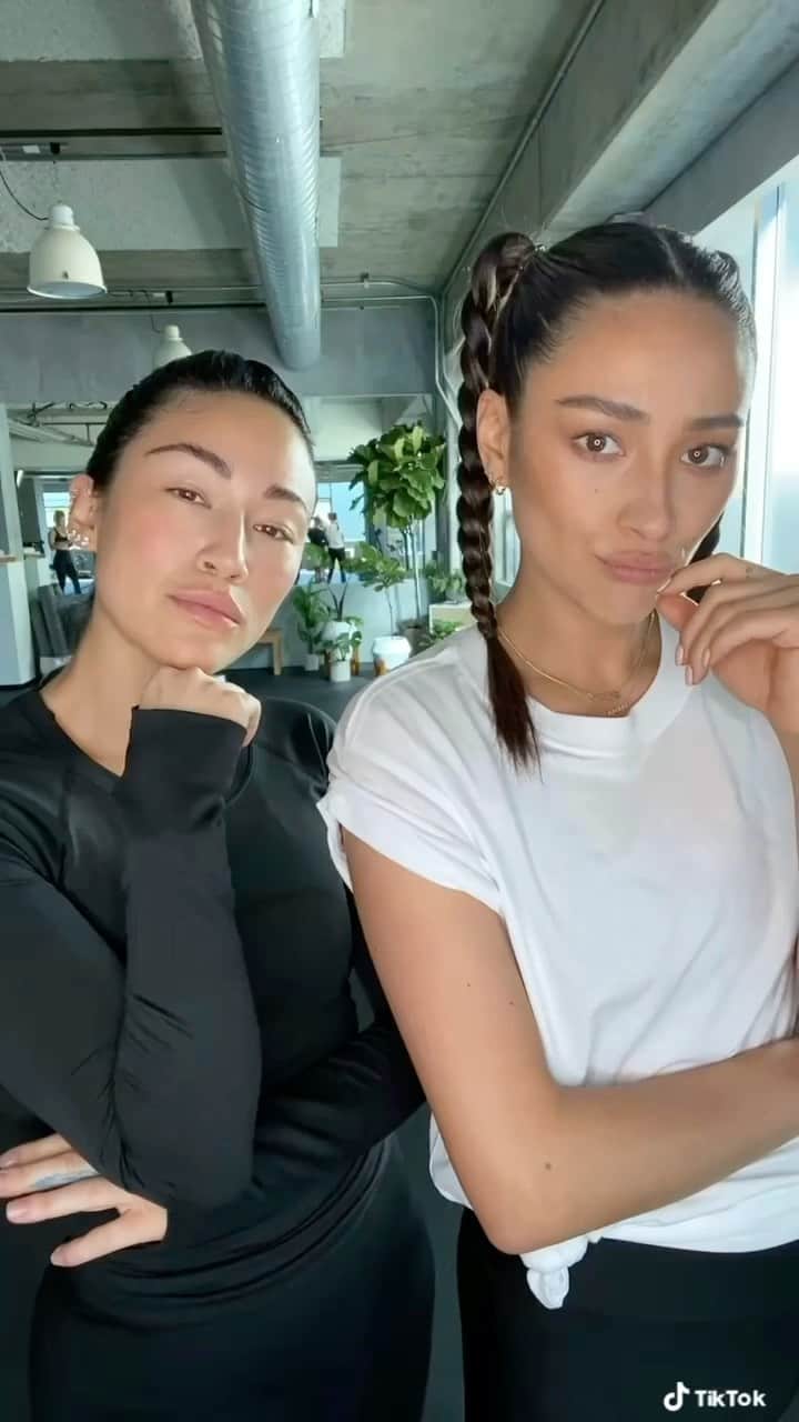のインスタグラム：「Yeah, you can workout with us. No, really you can workout with us. Head to the link in my bio to sign up NOW! @steph_shep @myopenfit #4weeksoffocus #workout #homeworkout」