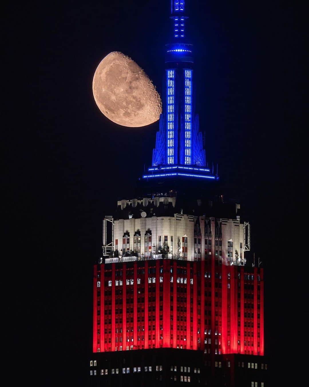 Empire State Buildingのインスタグラム：「Hitting the ice with red, white & blue lights tonight, in celebration of the @nyrangers hope opener against the @ny_islanders! 🏒  ⠀⠀⠀⠀⠀⠀⠀⠀⠀  Comment below which team you think will win!  ⠀⠀⠀⠀⠀⠀⠀⠀⠀  📷: @jerseyportraits  #EmpireStateBuilding #Isles #PlayLikeANewYorker」