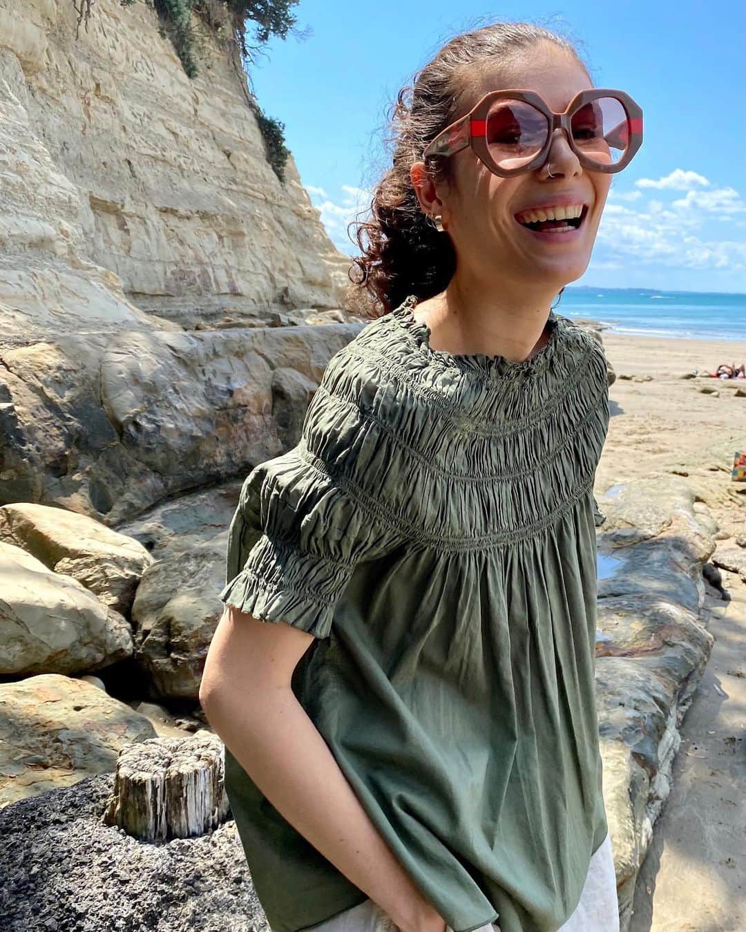 のインスタグラム：「Organic cotton Shirred Blouse recut in khaki and dusty pink! Made by our @fairtradecertified makers in Chennai, India. Sizes 4-18 in-store and online now: karenwalker.com or link in profile」