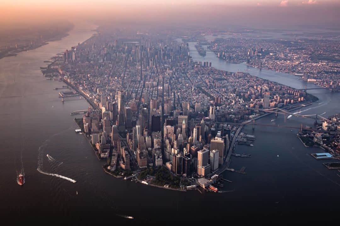 nyonairさんのインスタグラム写真 - (nyonairInstagram)「👀See New York City like never before! 🚁 . . . . Buy Now, Schedule Later! . . . @flynyon @nyonair @nyonstudio #flynyon #nyonair #nychelicopter #helicopter #newyorkcity #nyc #nycprimeshot #manhattan #icapture_nyc #newyork_ig #ig_nycity #nycgo #blackfriday #cybermonday #flashsale #Christmas #Holidays #BoxingDay #Newyear #2021」1月15日 8時30分 - nyonair