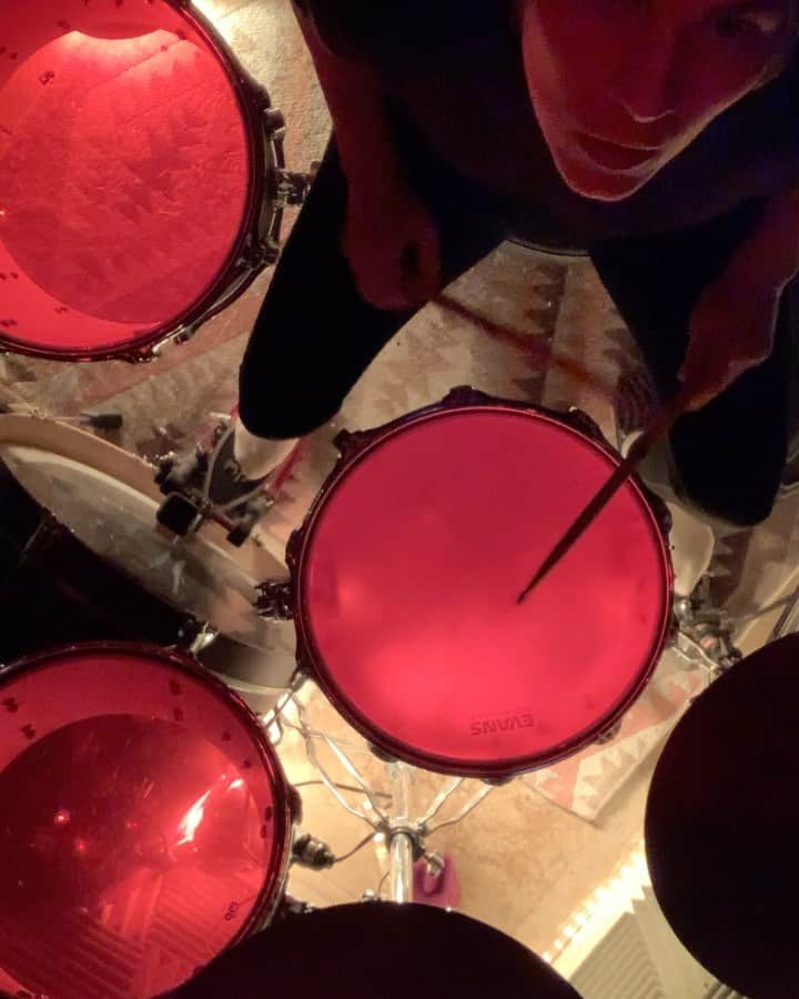 カーキ・キングのインスタグラム：「This is my version of trying not to overcomplicate and it sure is not working. My hi hats are at the lowest level and they are stil too tall. Everything about me is miniature so tomorrow I'm gonna saw through that thing and get my hats down to thigh level and put the snare on the ground and put my head inside the kick and then just lie back and groan for several hours.」