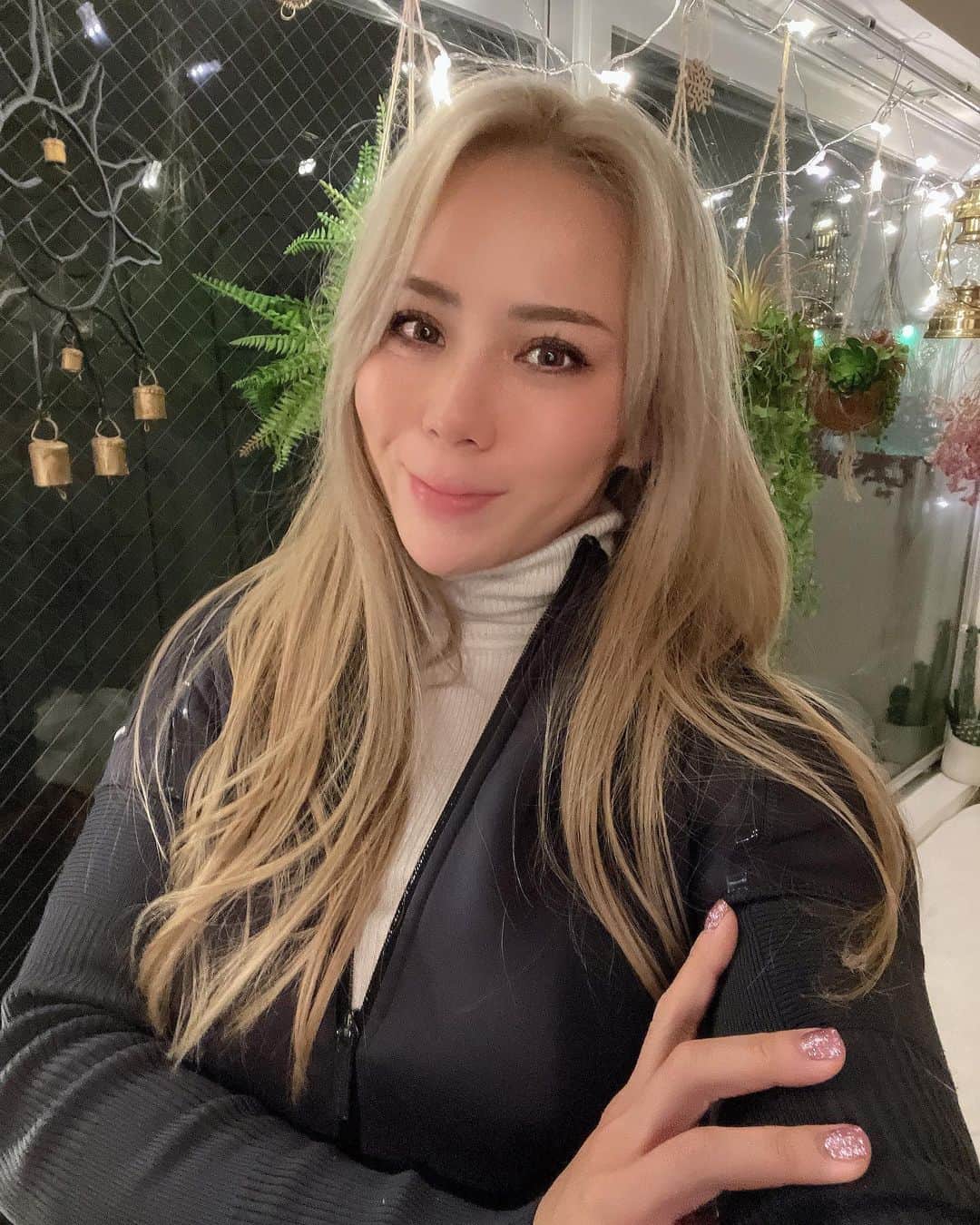 のインスタグラム：「・ 体重増えたから、 気合いでデッドの記録更新したの嬉し過ぎてテンション高め😂🔥🤣  今日からオンラインのビキニクラスがスタートだよ！楽しみだな〜✨🔥  #brondehair #asiangirls #japan #fitness #gym」