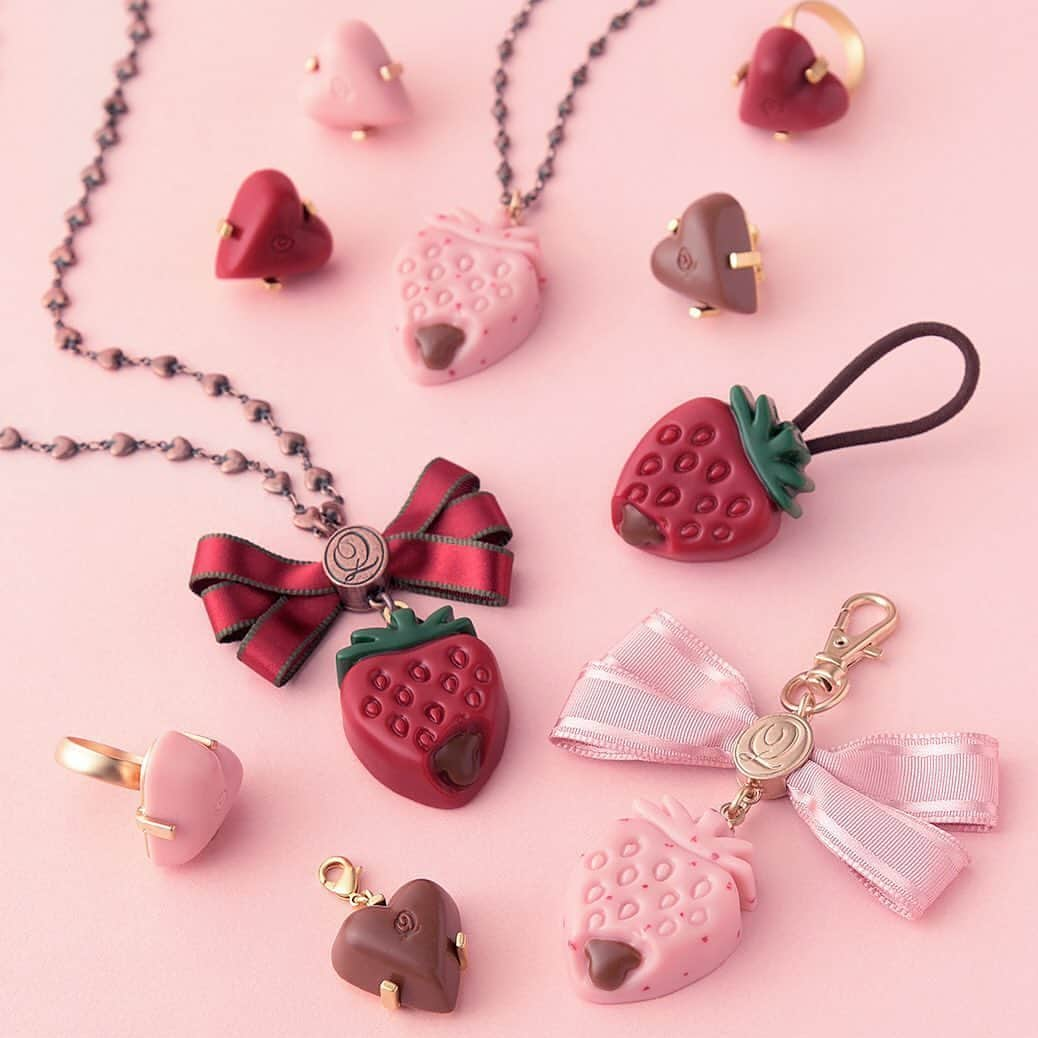 キューポットさんのインスタグラム写真 - (キューポットInstagram)「【BACK IN STOCK】 Sweet & Lovely Valentine season items are back in stock♥  Many sold out item Strawberry Ganache is now available. 🎀💕  #qpot #qpotjapan #キューポット #backinstock #qpotnecklace #qpotnecklaces #qpotbagcharm #qpotkeychain #strawberry #chocolate #strawberrychocolate #ganache #ganachedechocolate #valentine #valentines #valentinegift #valentinegifts #valentinegiftideas #ribbon #pink #red」1月15日 19時21分 - press_qpot_international