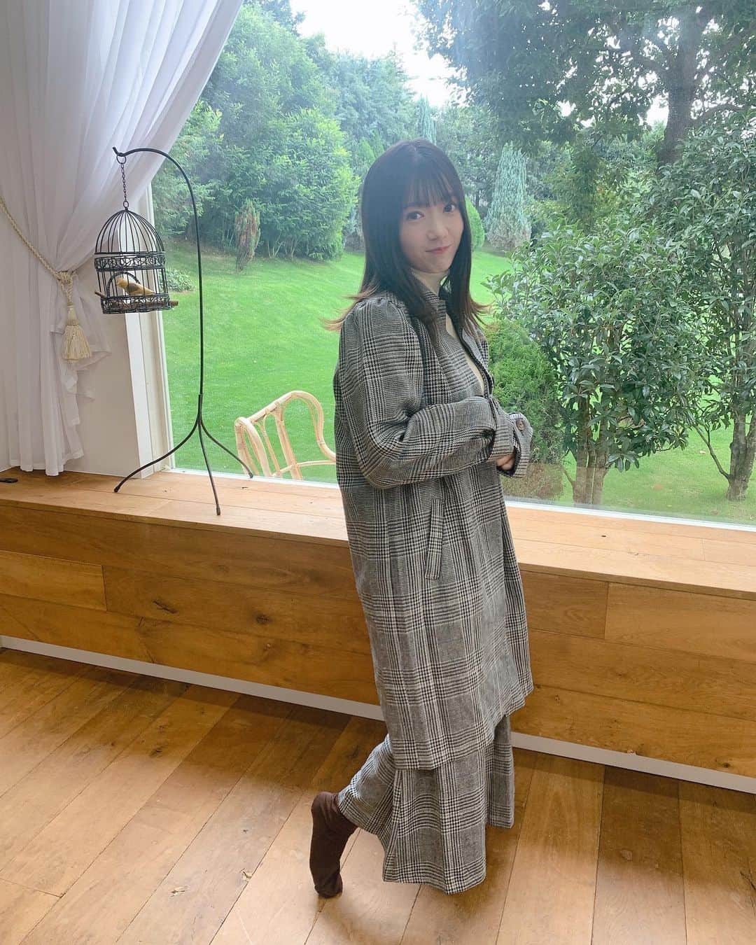 山岸理子のインスタグラム：「*👕👖👓👟 高橋愛さんから頂きました♡  ViS×AI TAKAHASHI  SPECIAL COLLABORATION  セットアップかわいいいい☺︎☺︎☺︎  いつもコーデの お手本にさせて頂いてます、、🤍  #tsubaki_factory #山岸理子 #高橋愛 さん #ビス #vis_jp #ありがとうございます #靴下ですみません #靴下ダサい 笑😂」