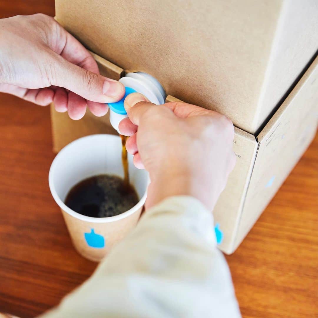 のインスタグラム：「⁠⠀ ブルーボトルコーヒーでは、淹れたてのドリップコーヒーやコールドブリューを、お持ち帰り専用の容器(返却不要)に入れてお渡しする「コーヒーボックス」をご用意しています。⁠⠀⁠⠀ ⁠⠀⁠⠀ ビジネスシーンやご自宅、アウトドアなど、 さまざまなシーンでブルーボトルのコーヒーをお楽しみください。⁠⠀ ⁠⠀⁠⠀ ⁠⠀ ⁠【 コーヒーボックス 】⁠⠀⁠⠀ ・ブレンド コーヒーボックス (約10杯分)⁠⠀ ・シングルオリジン コーヒーボックス (約10杯分)⁠⠀ ・コールドブリュー コーヒーボックス (約8杯分)⁠⠀ ＊その時々のおすすめのブレンド、 シングルオリジンコーヒーでご用意します。⁠⠀⁠⠀ ⁠⠀ ⁠【 ご注文方法 ⁠】⠀⁠⠀ ・店頭、または #UberEats にてご注文いただけます。⁠⠀ ＊混雑時にはお待たせする可能性がございます。⠀⁠⠀ ＊ Uber Eatsは、品川、恵比寿、銀座、みなとみらいカフェを除く全てのカフェでご利用いただけます。⁠⠀ ⁠⠀⁠⠀ ⁠⠀ #ブルーボトルコーヒー⁠⠀⠀⠀⁠⠀ #BlueBottleCoffee⁠」