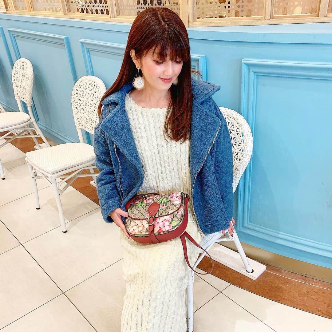 のインスタグラム：「💙💙💙 年末の写真。謎に前のめりだし‪w お蔵入りになってた😂  よっちゃんとペットショップ行きがてら ランチした時の🍴( ¨̮ )💬💕  この日は @grl_official のボアフリース ライダースジャケットが主役 もふもふのライダースって 珍しくて可愛い💙 今見たらブラック＆モカも 再入荷してたよ👀🔎  毎日、感染者数を見ては怯える 直ぐ近くまで🦠迫って来ていて危機感⚠️  . ･ ｡ 　⭐∴｡　 　　🌟ﾟ･｡  ﾟ💫｡  　　 ✨🌟 💫 　 　　 ･ﾟ⭐｡･  　　　　⭐✨｡· 　 ⭐･｡🌟･｡✨🌟 　　　 ✨🌟 　　　　 ･ﾟ💫✨° 　　 🌟 ﾟ･｡ 💫 ｡ 　　　　　ﾟ⭐｡ﾟ✨ 🌟  jacket／ @grl_official [k9006v] setup／ @baycrews @jointworks.jp  bag／ @gucci  boots／ @esperanza_official  . #grl #グレイル #プチプラコーデ #プチプラファッション#プチプラ高見えコーデ #プチプラ#ボア #ライダース#高見えコーデ #シンプルコーデ #シンプルファッション#きれいめコーデ #きれいめファッション #きれいめカジュアル #大人カジュアル#40代ファッション #40代コーデ #大人可愛い#大人女子#韓国ファッション#海外ファッション#セレクトショップ#ポートレート #カフェ巡り #おしゃれさんと繋がりたい #お洒落さんと繋がりたい ✩ ⋆ ✩ ⋆ ✩ ⋆ ✩ ⋆ ✩﻿ ⋆ ✩ ⋆ ✩﻿ 見て下さった方(*´︶`*)♡Thanks!♥️」