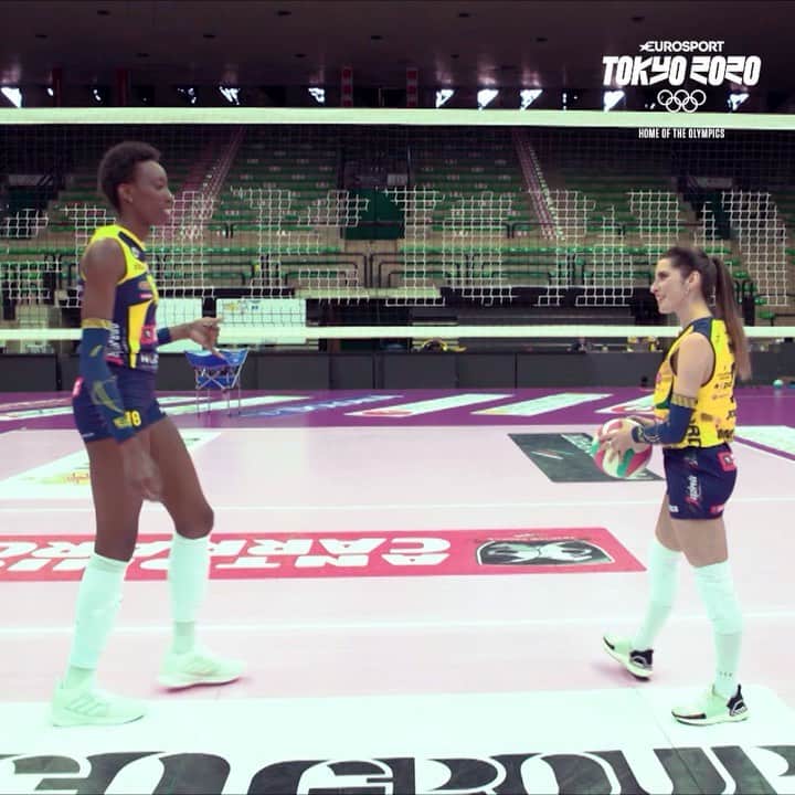 ヴァレンティーナ・マルケイのインスタグラム：「❗️Mission impossible❗️ riuscirà una piccola promessa della pallavolo a non farsi schiacciare dalla più forte schiacciatrice al mondo? 😅🏐 Sono stata nella Casa delle Campionesse del Mondo @imocovolley 🏆 alla scoperta di una @paolaegonu inedita dentro e fuori dal campo. Il suo animo "africano" coi ricordi del nonno, le lezioni sui fondamentali, il suo essere pigra e il nascondere una risata contagiosa dietro uno sguardo severo.  Con Paola si chiude l’avventura di #GIOCHIDARAGAZZE Godetevi il Gran Finale oggi alle 15.50 su @eurosportitalia 🍾♥️🏆」