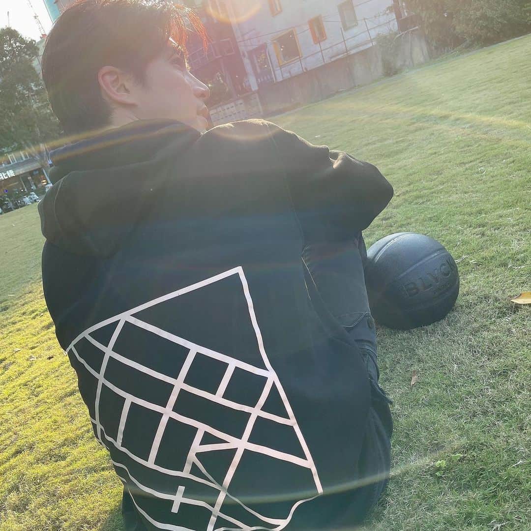 賀軍翔さんのインスタグラム写真 - (賀軍翔Instagram)「天氣真好，曬個太陽🌞#blvck #gensei」1月15日 17時56分 - ho_mike